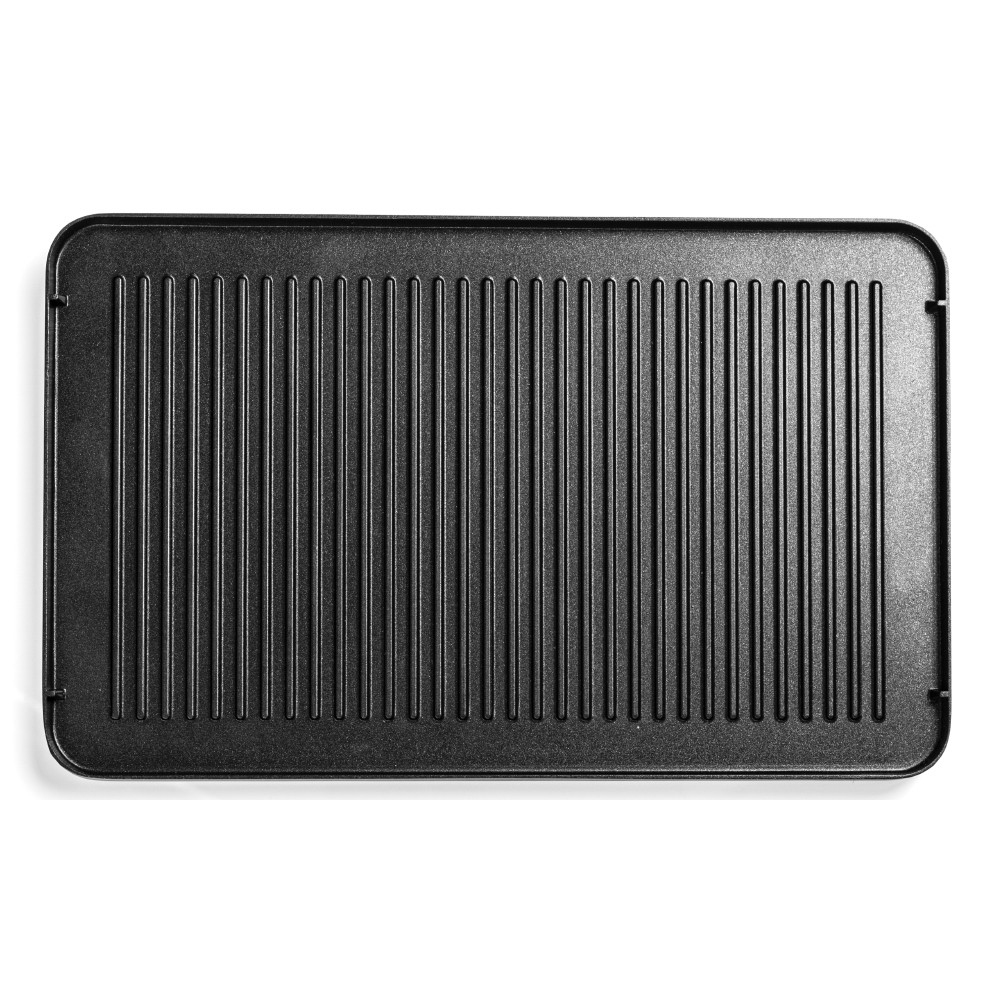 Czarna patelnia grillowa z pionowymi żebrowaniami na białym tle.