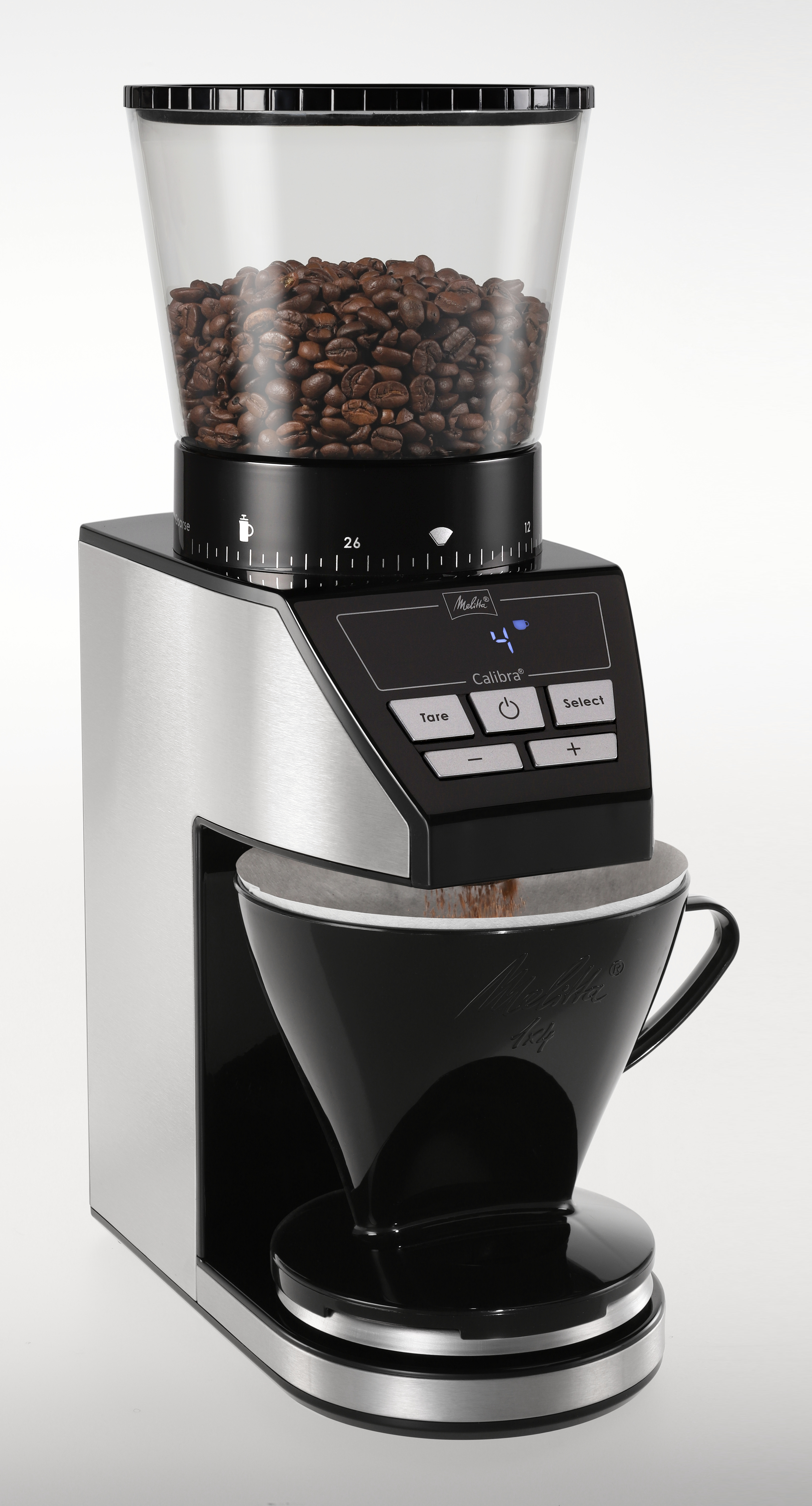 Silberne Kaffeemühle mit Kaffeebohnen oben. Ein schwarzer Filter und eine Kaffeetasse darunter.