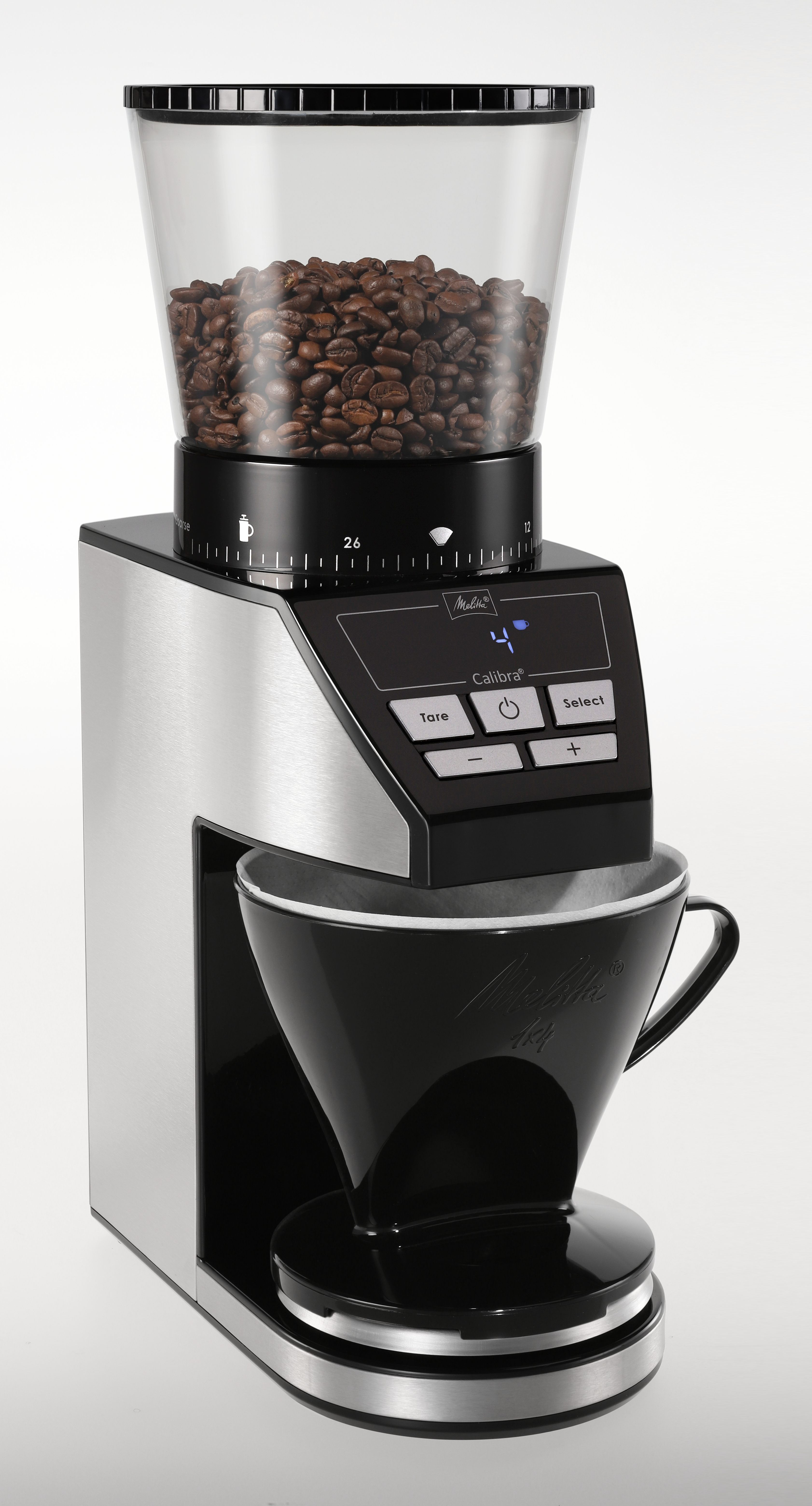 Eine Kaffeemühle mit einem transparenten Bohnenbehälter und einer schwarzen Tasse darunter.