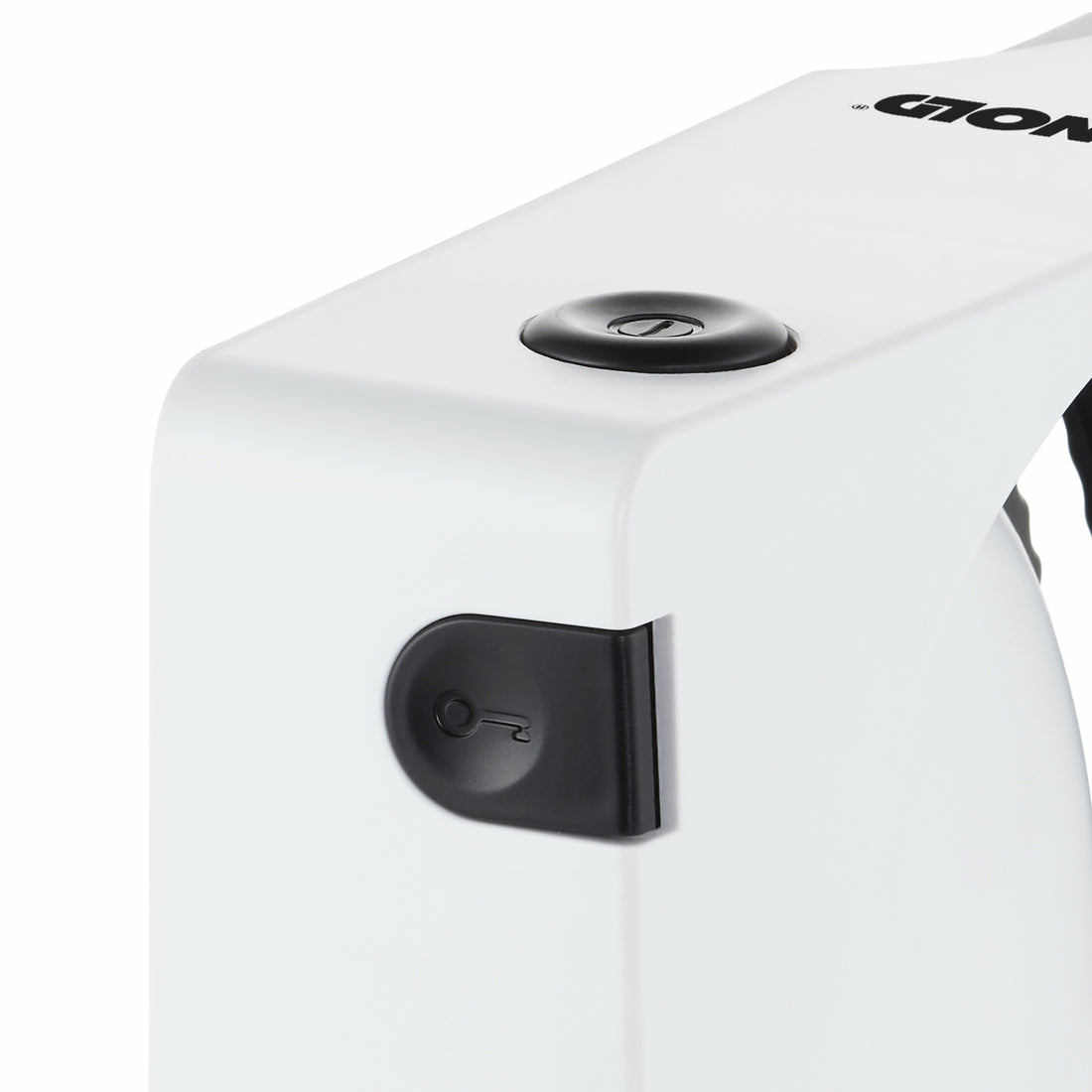 Białe urządzenie z czarnym przyciskiem. Na górze napis 'GION'.