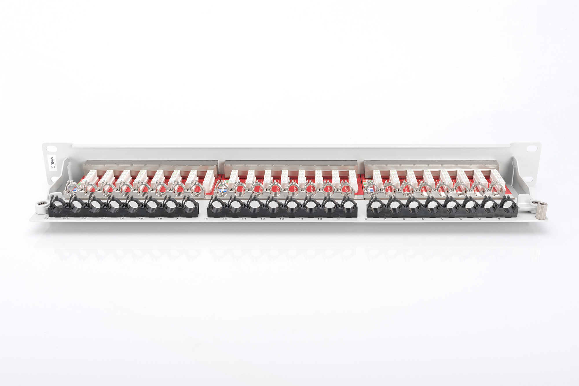Ein Netzwerk-Patchpanel mit nummerierten Anschlüssen und roten und schwarzen Steckern.