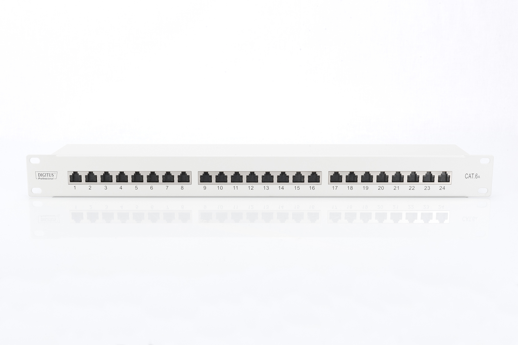 Ein weißes Digitus Patchpanel mit 24 schwarzen Anschlüssen, auf einer weißen Oberfläche platziert.
