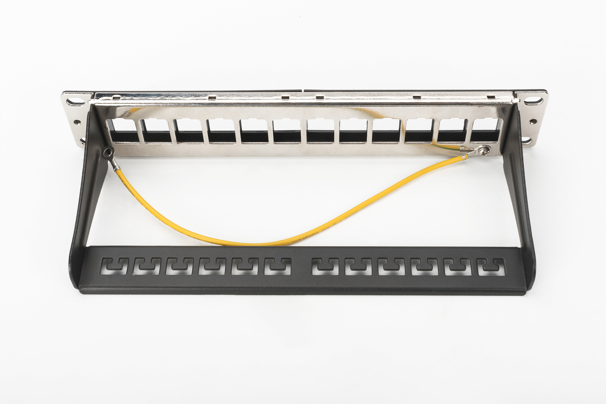 Ein schwarzes Patchpanel mit gelbem Erdungskabel. Weißer Hintergrund.