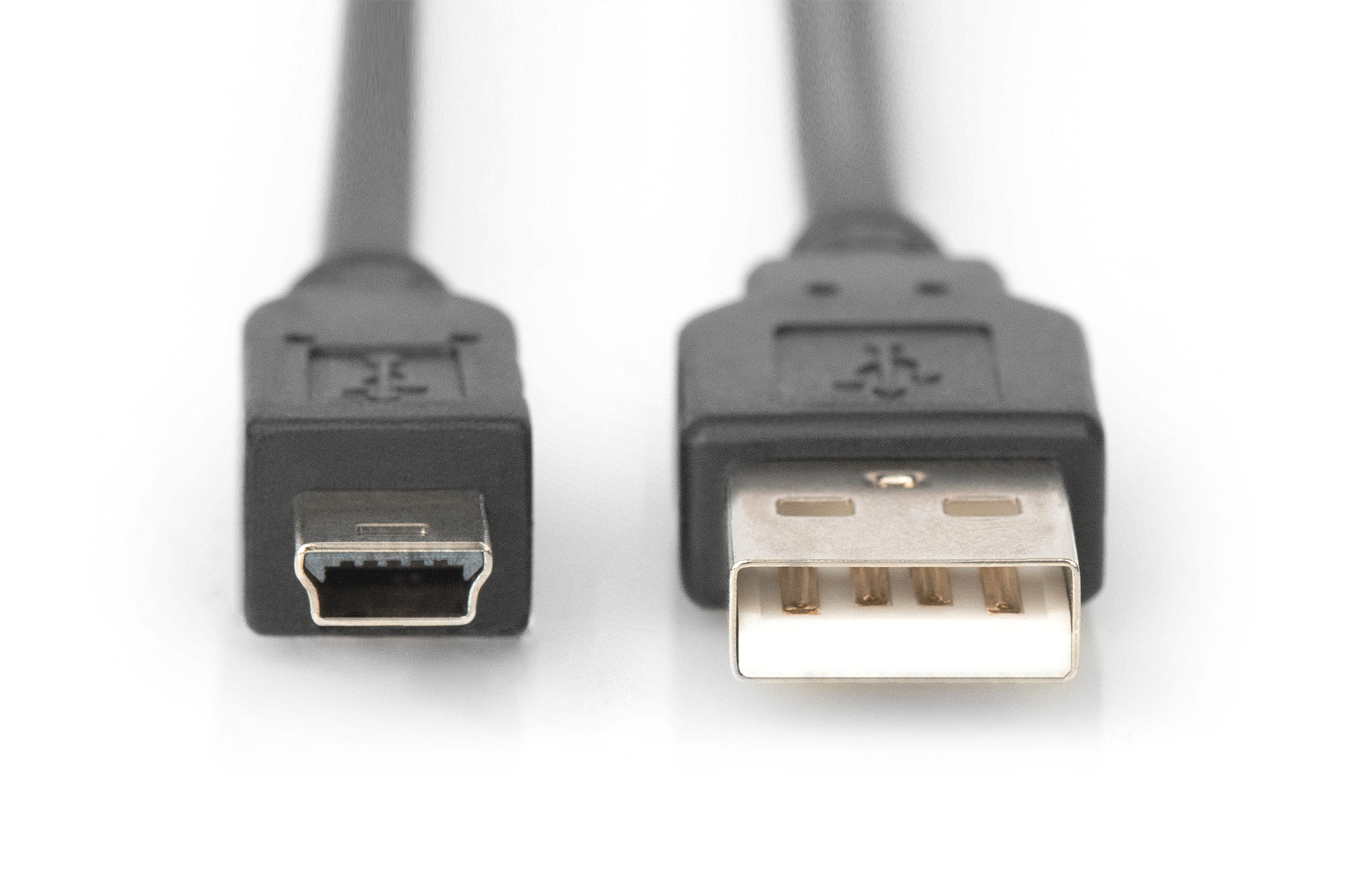 Twee zwarte USB-kabels, één met een standaard USB en de andere met een mini-USB-connector.