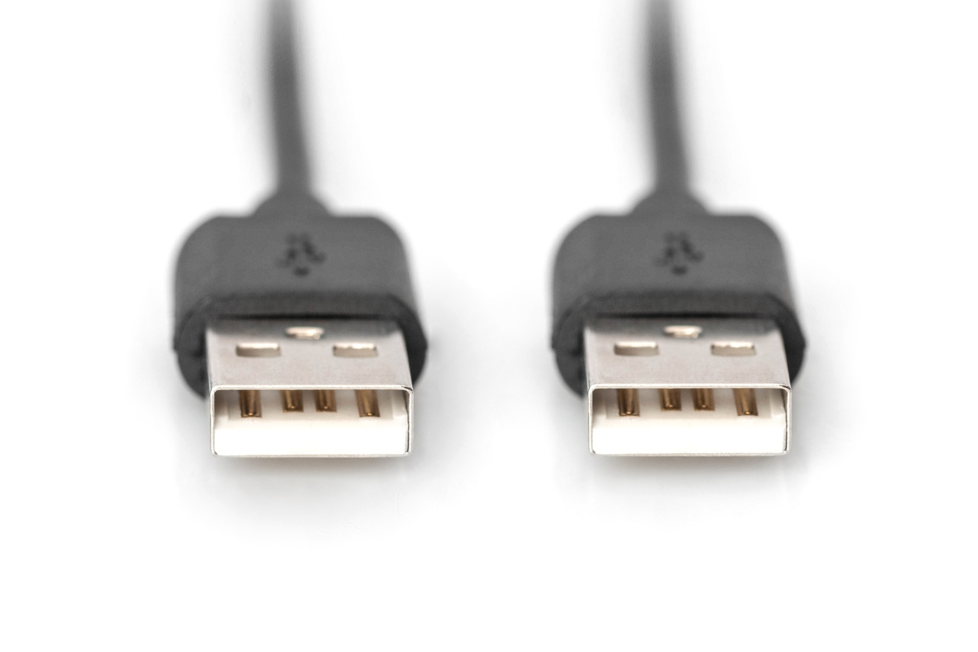 Twee zwarte USB-kabels met USB-A connectoren op een witte achtergrond, scherp in beeld.