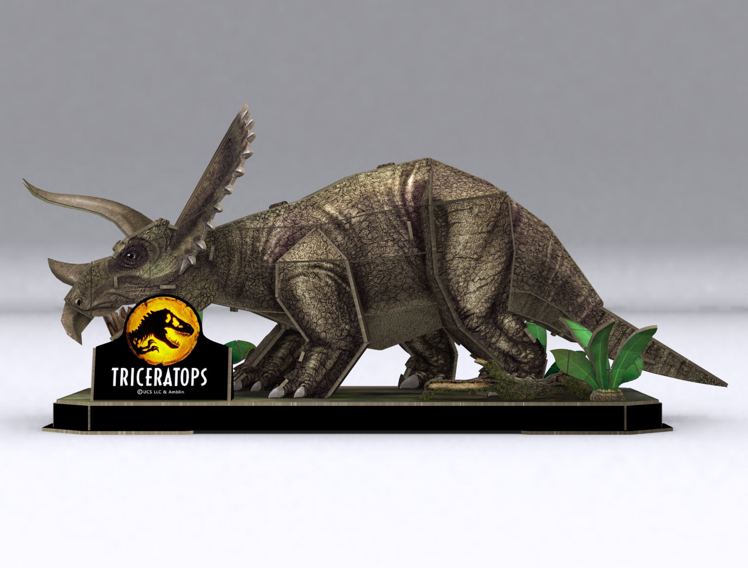 Een Triceratops dinosaurusmodel met het Jurassic Park-logo op een displaystandaard.