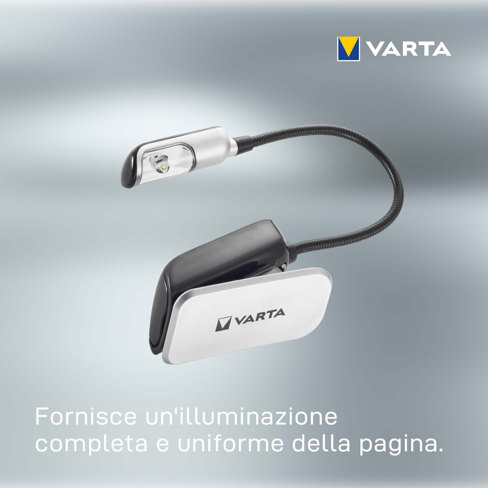 Lampada da lettura argento e nera attaccata a una clip. Collo d'oca nero. Sfondo grigio.