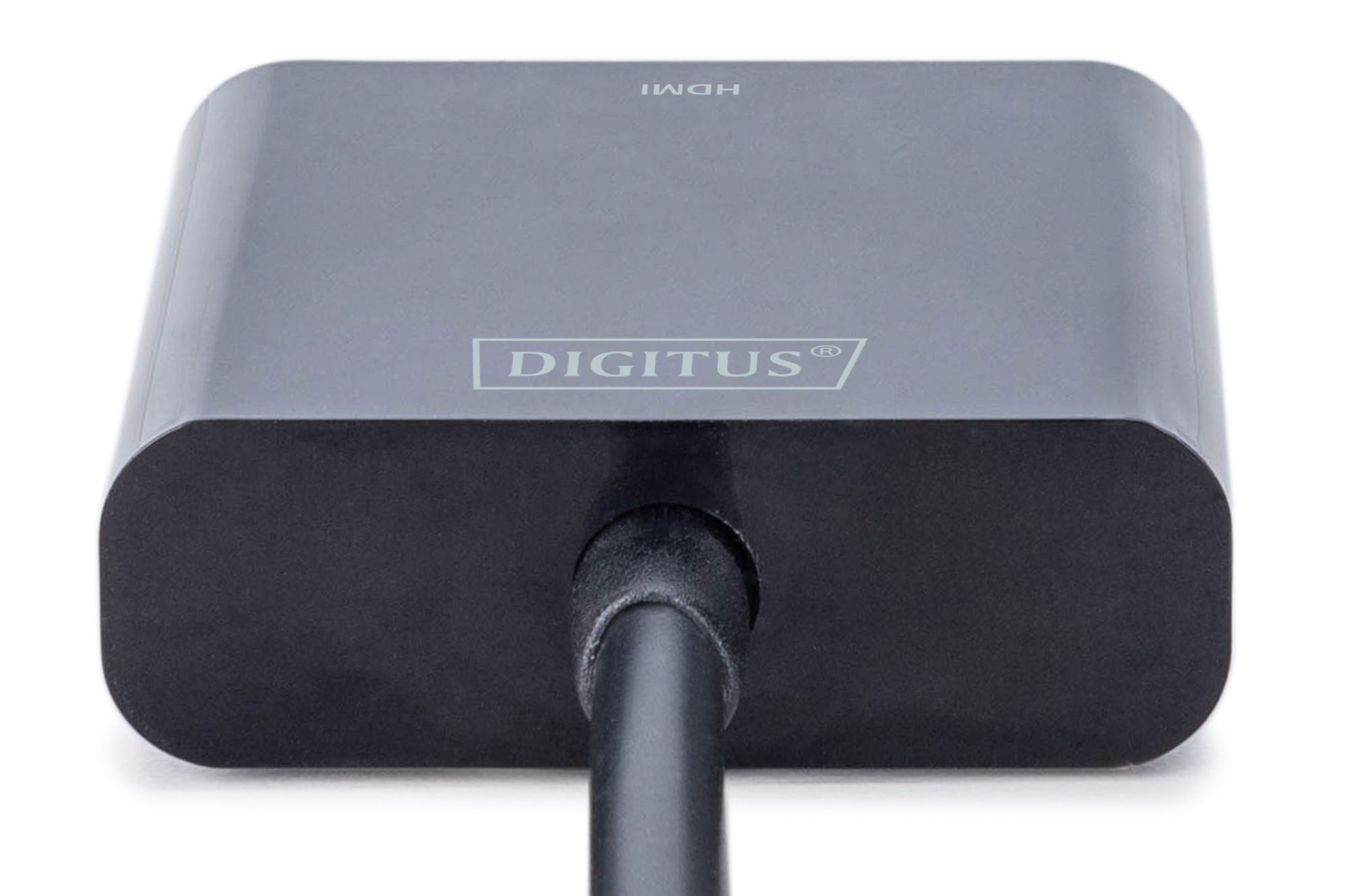 Adaptador HDMI negro con cable. El adaptador está etiquetado 'DIGITUS' y 'HDMI'.