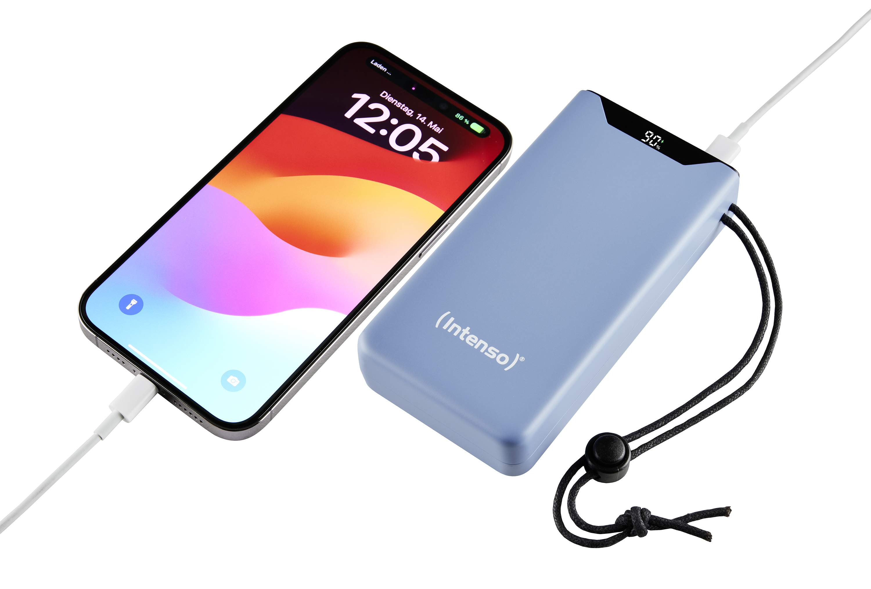Un telefono in carica da un power bank blu, mostra ora e percentuale batteria.