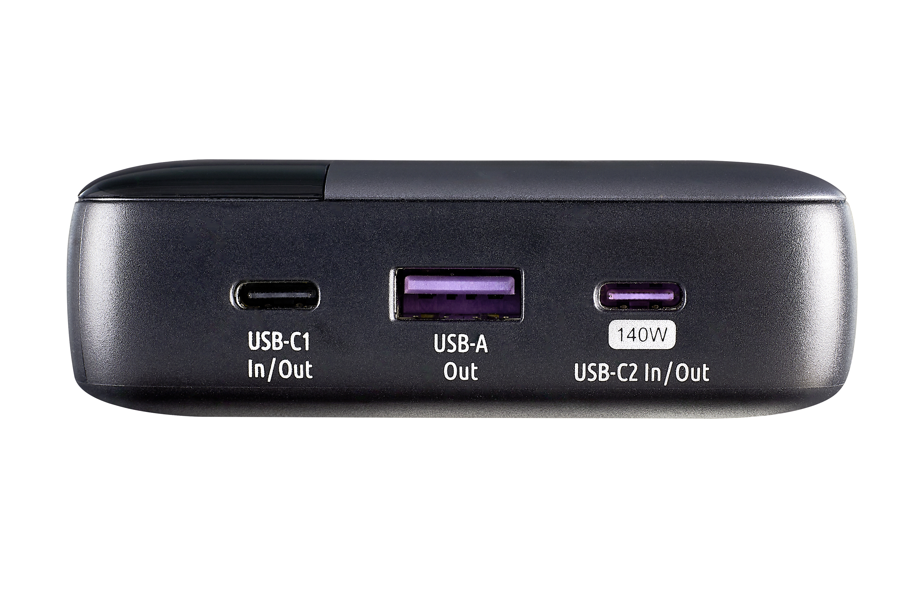 Un banco de energía negro con múltiples puertos, incluyendo USB-C y USB-A, sobre un fondo blanco.