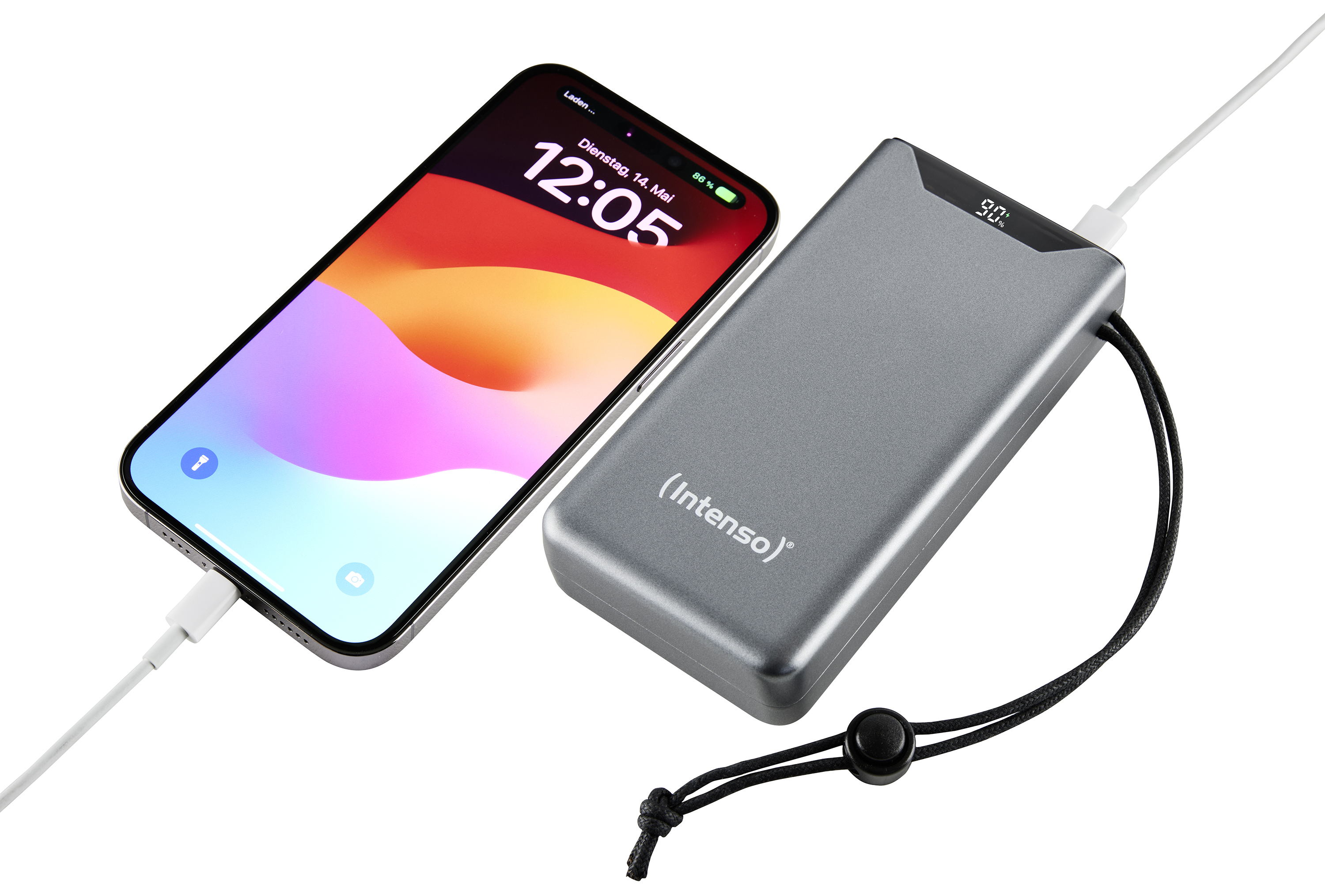 Power bank argentato che carica un telefono. Il display mostra 90%.