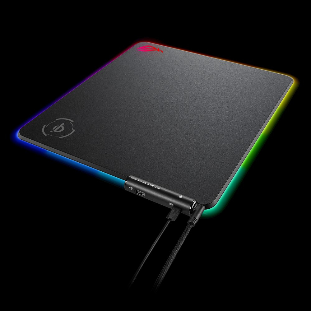 Tappetino per mouse nero con bordi RGB e logo Republic of Gamers. Sfondo scuro.