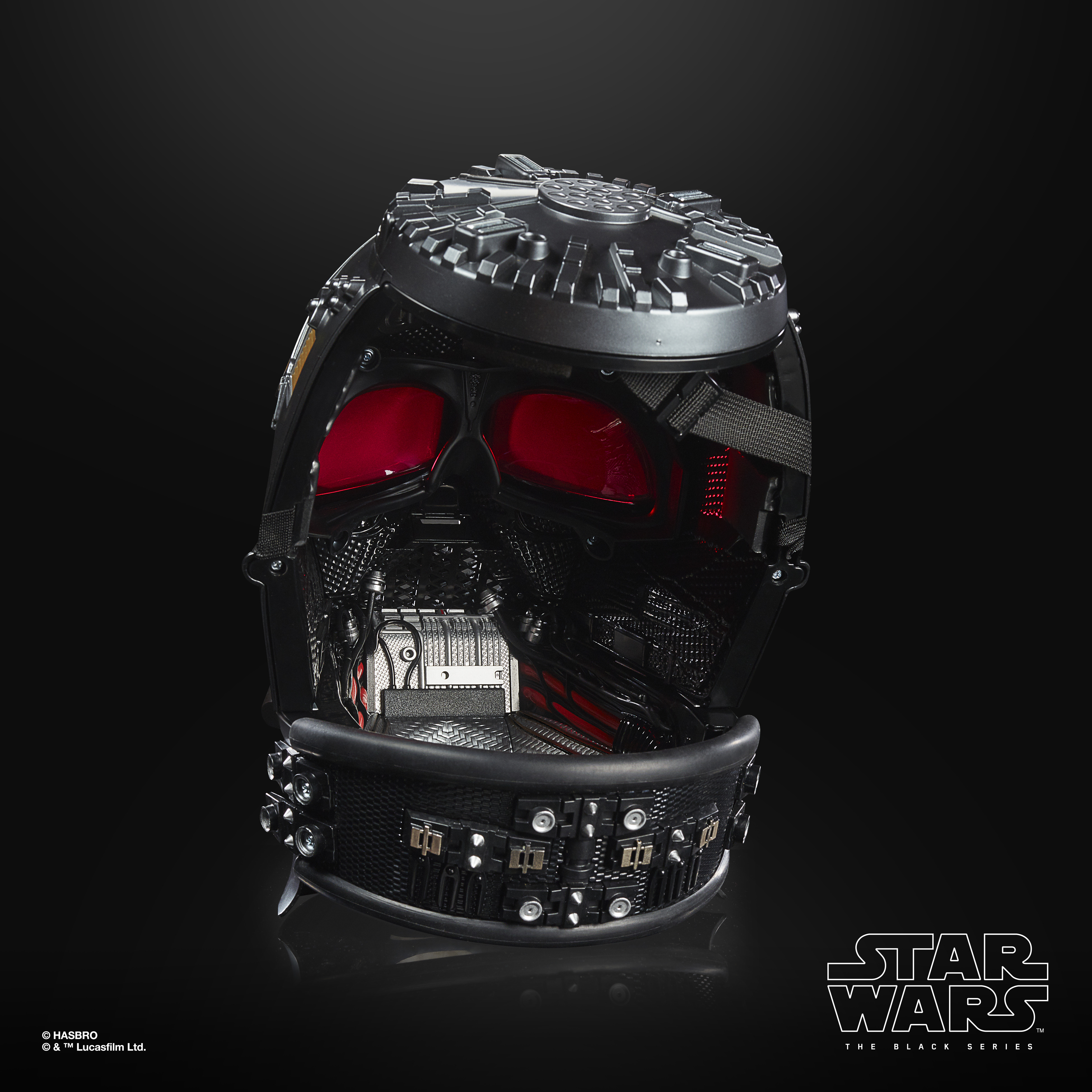 Interno del casco di Darth Vader. L'interno ha cablaggio a vista e lenti rosse.