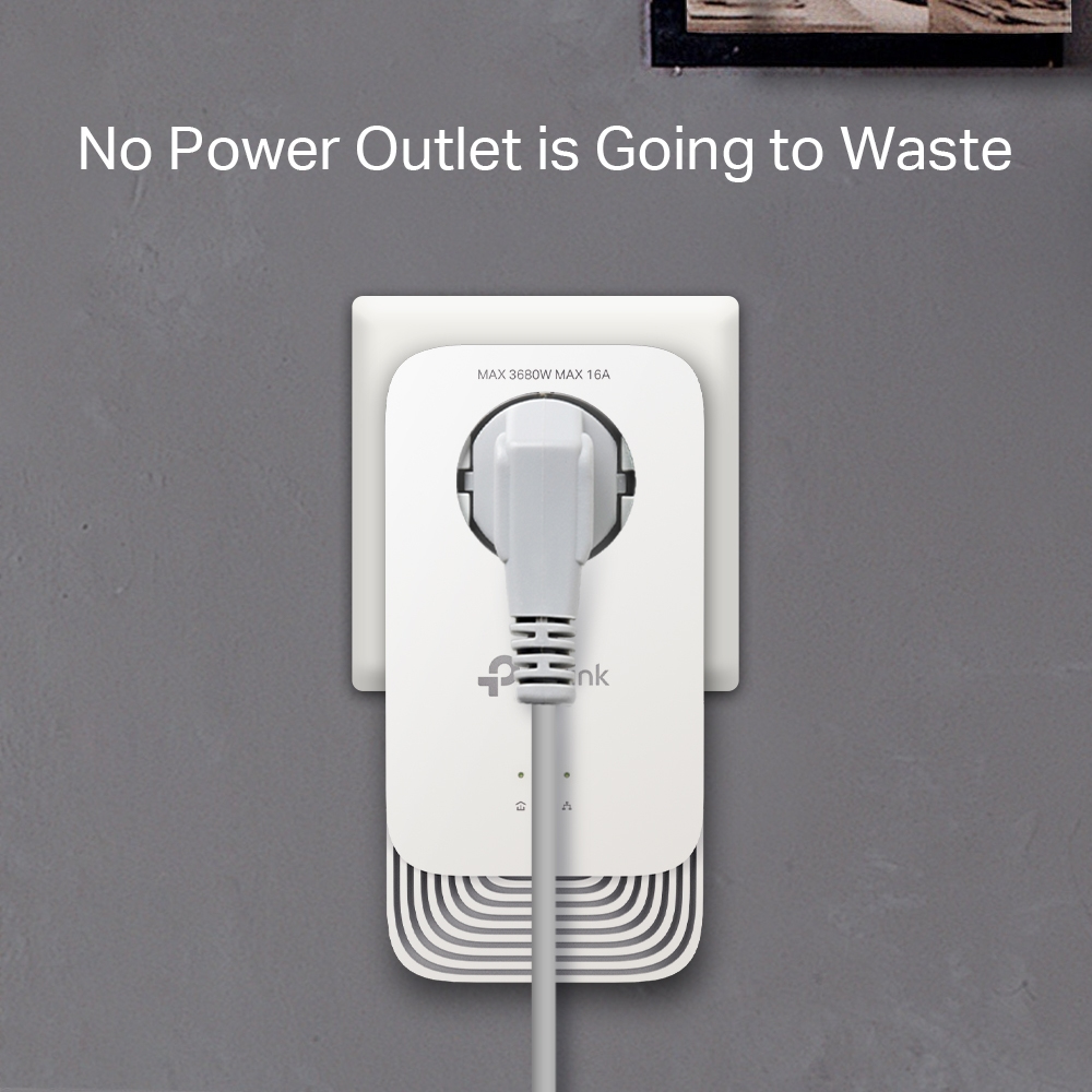 Biały adapter wtyczkowy z włożoną wtyczką. Tekst: 'Żadne gniazdo nie zostanie zmarnowane'.