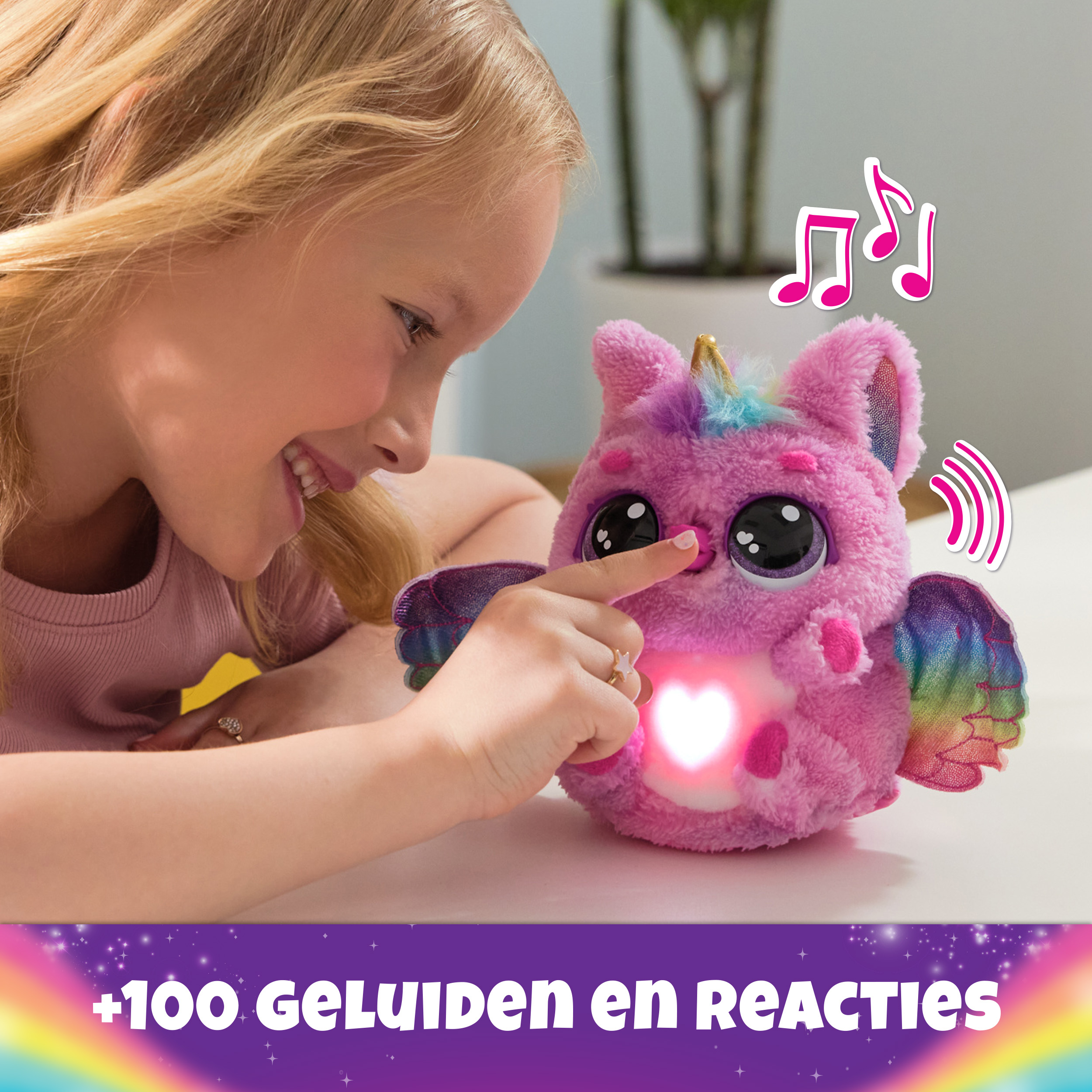 Niña tocando un juguete de peluche rosa con corazón iluminado. Notas musicales y texto en holandés.