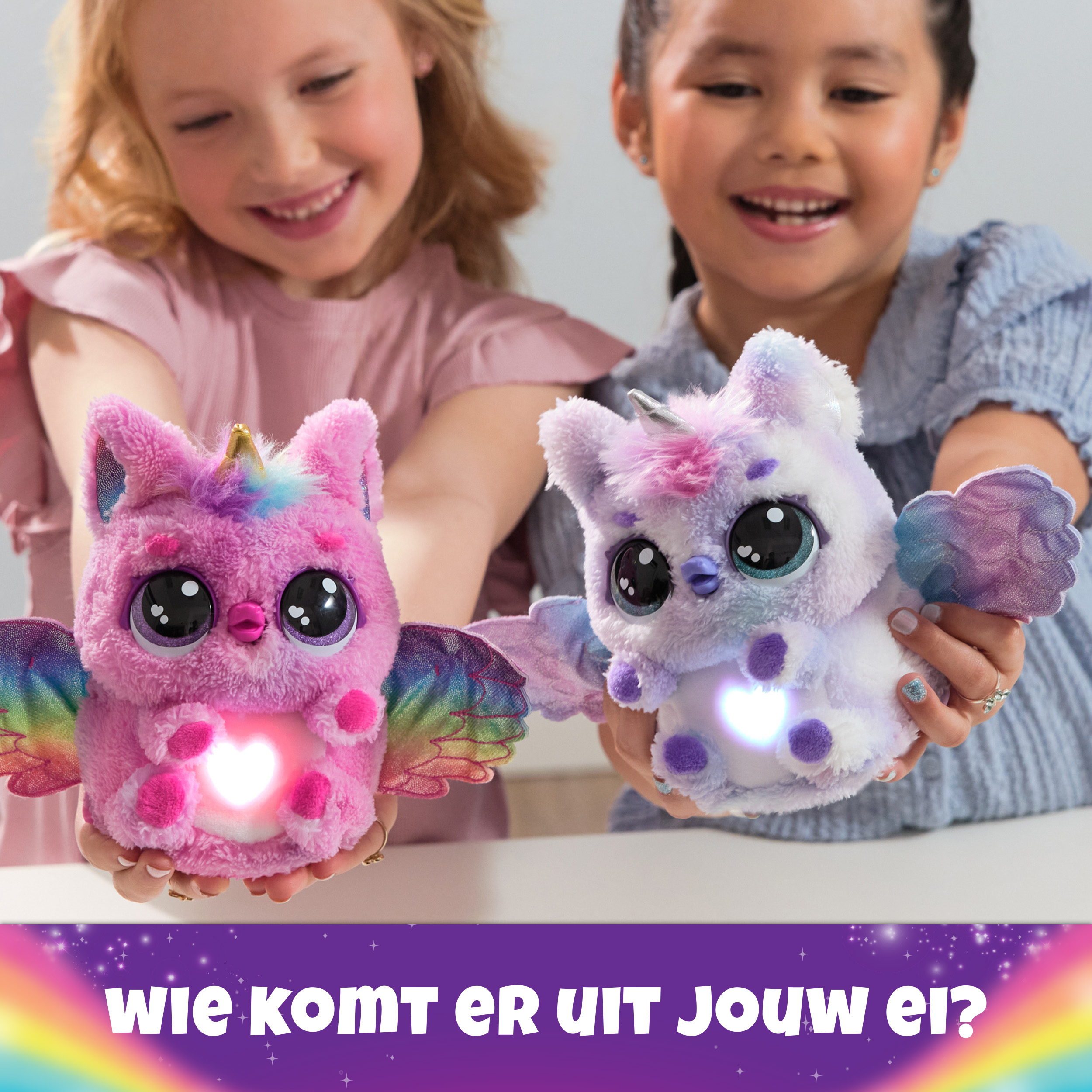 Dos niñas sosteniendo búhos de peluche con alas coloridas, con texto superpuesto.