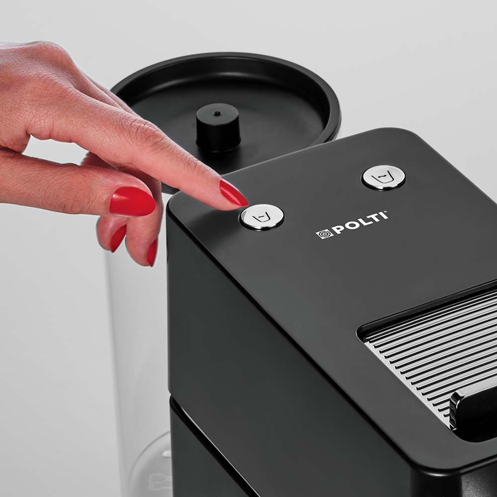 Palec z czerwoną paznokciem naciska przycisk na czarnej maszynie Polti.