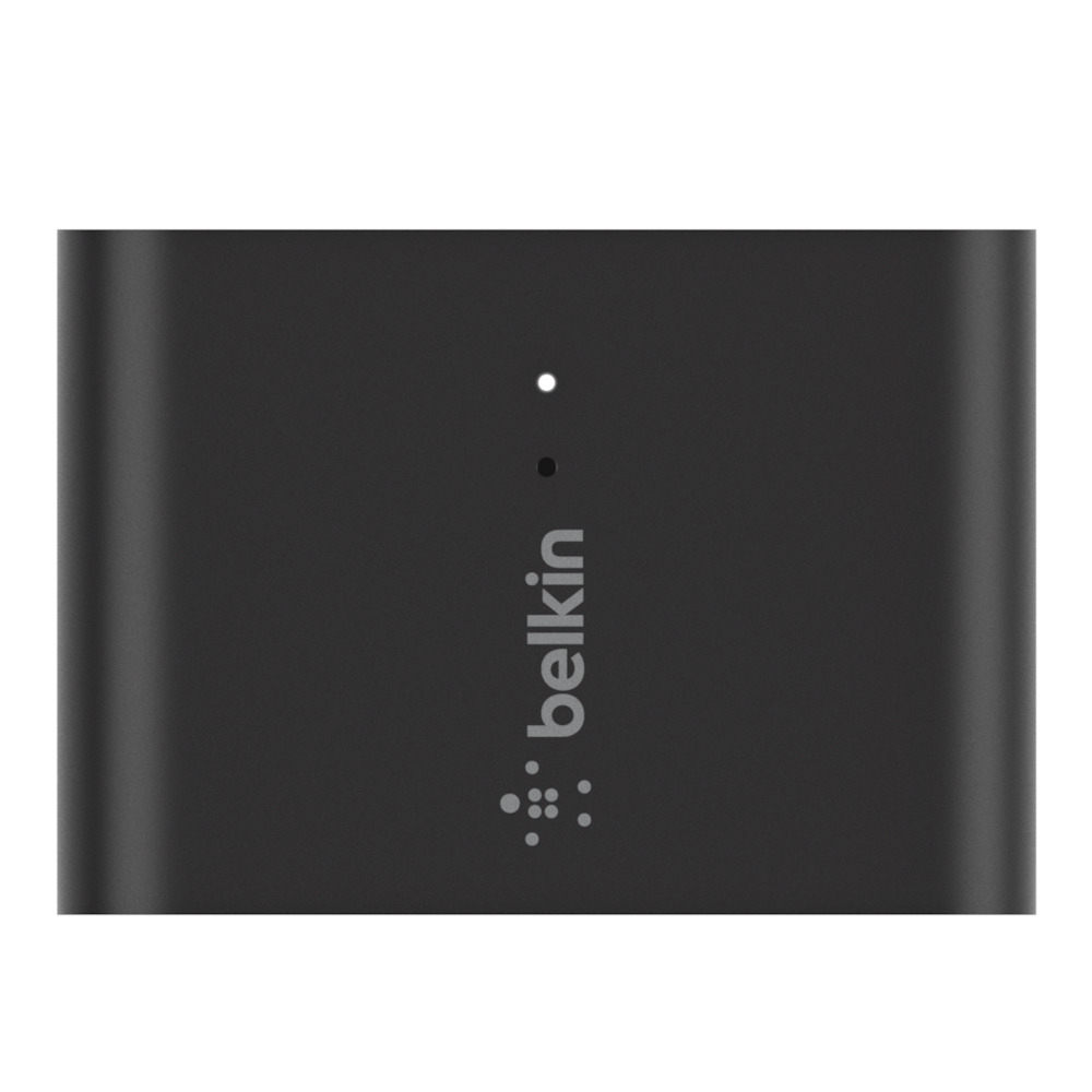Ein schwarzes Belkin-Ladegerät mit einem weißen Licht und dem Belkin-Logo auf der Vorderseite.