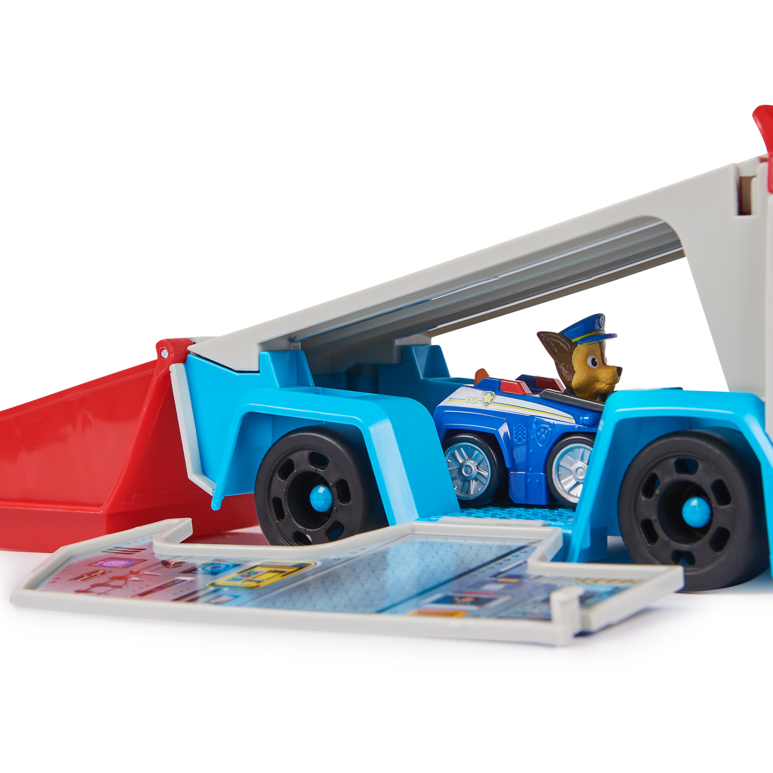 Un set de juguetes de Paw Patrol con un coche azul dentro de una estructura tipo garaje. Una figura de perro está en el coche.