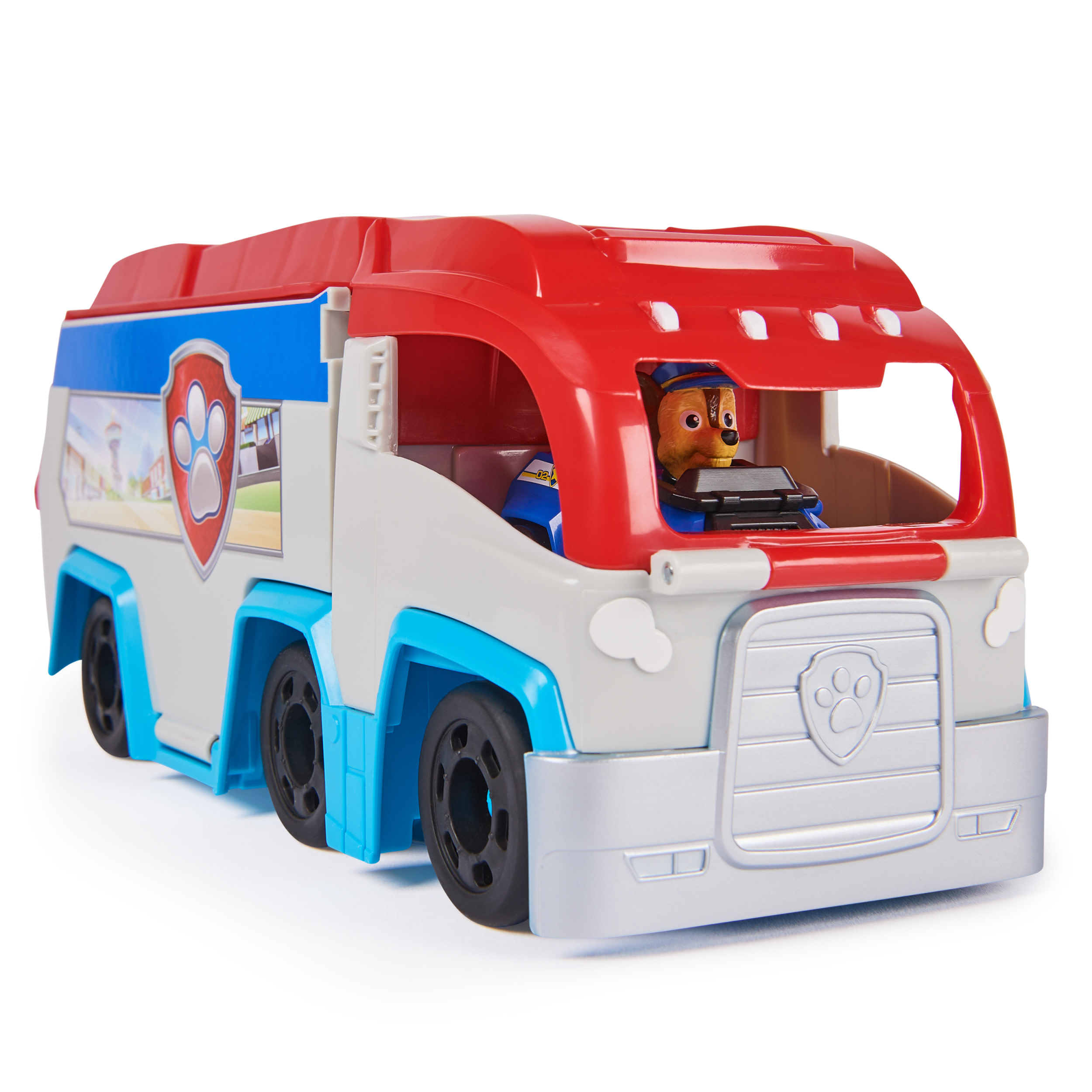 Autobús de juguete azul, gris y rojo con un perro conductor, sobre un fondo blanco.