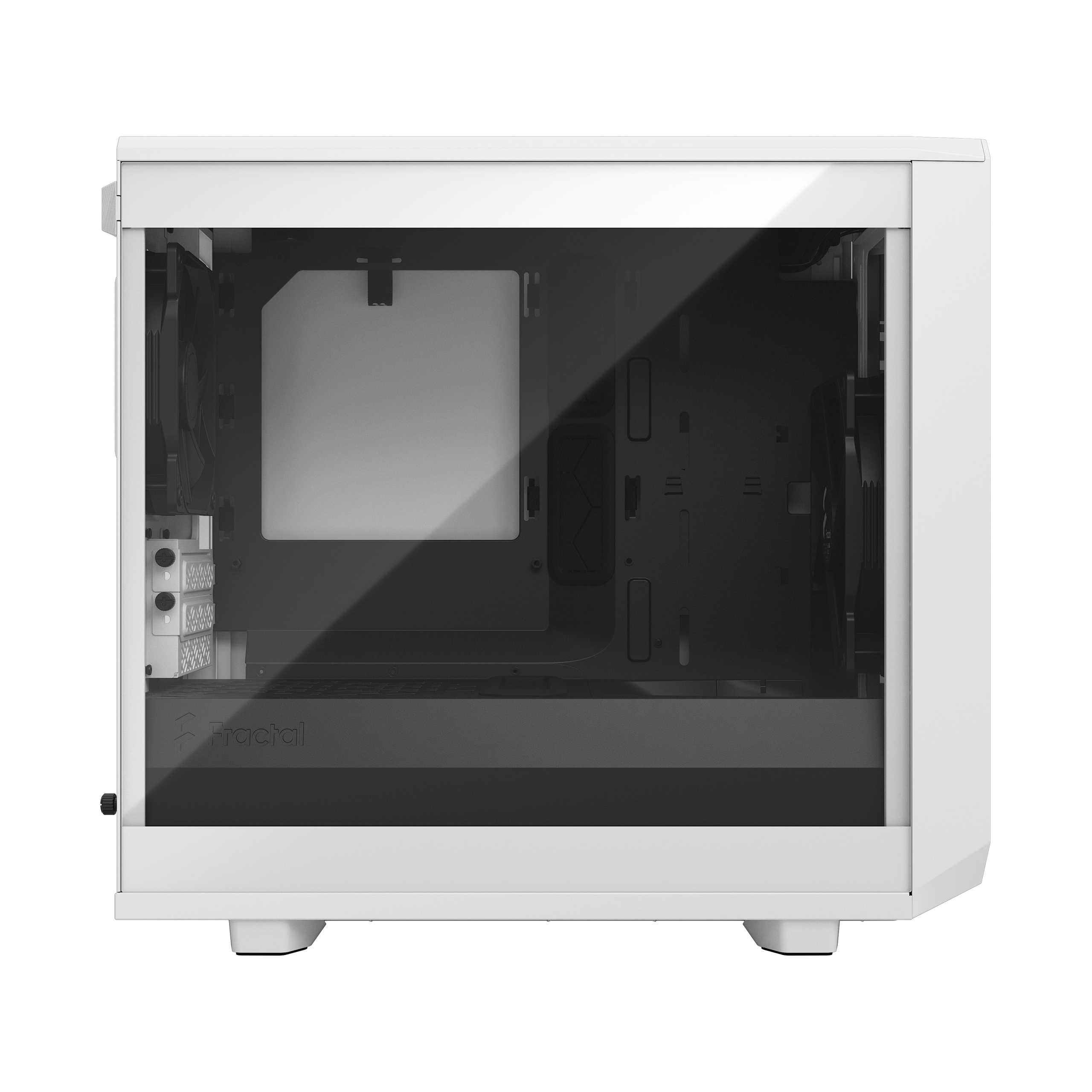 Case per computer bianco con lato in vetro. Logo Fractal Design. Il case è bianco con vista trasparente.