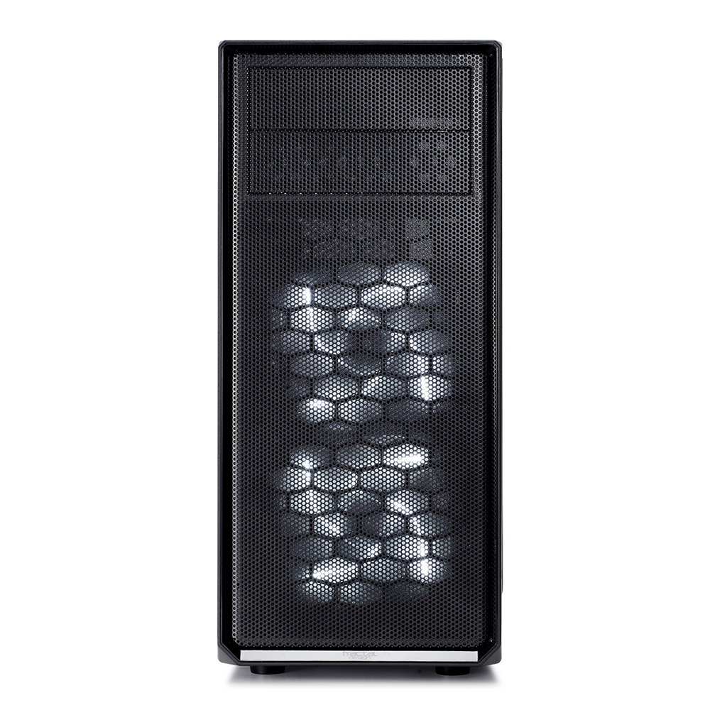 Ein schwarzes Computergehäuse mit einer Mesh-Front und sichtbaren Lüftern dahinter.