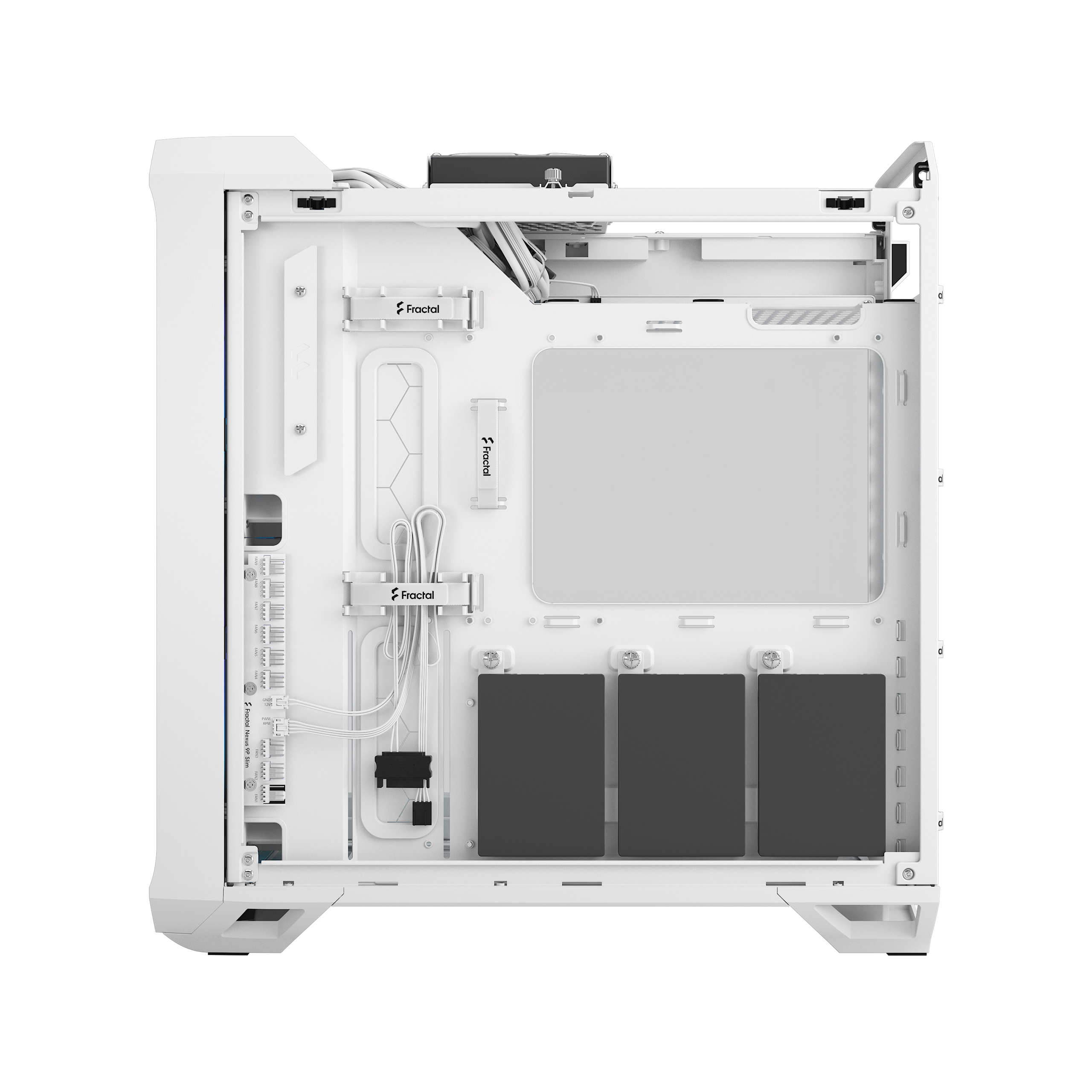 Interno case PC bianco, aperto. Cavi, componenti di raffreddamento a liquido e logo Fractal Design visibili.