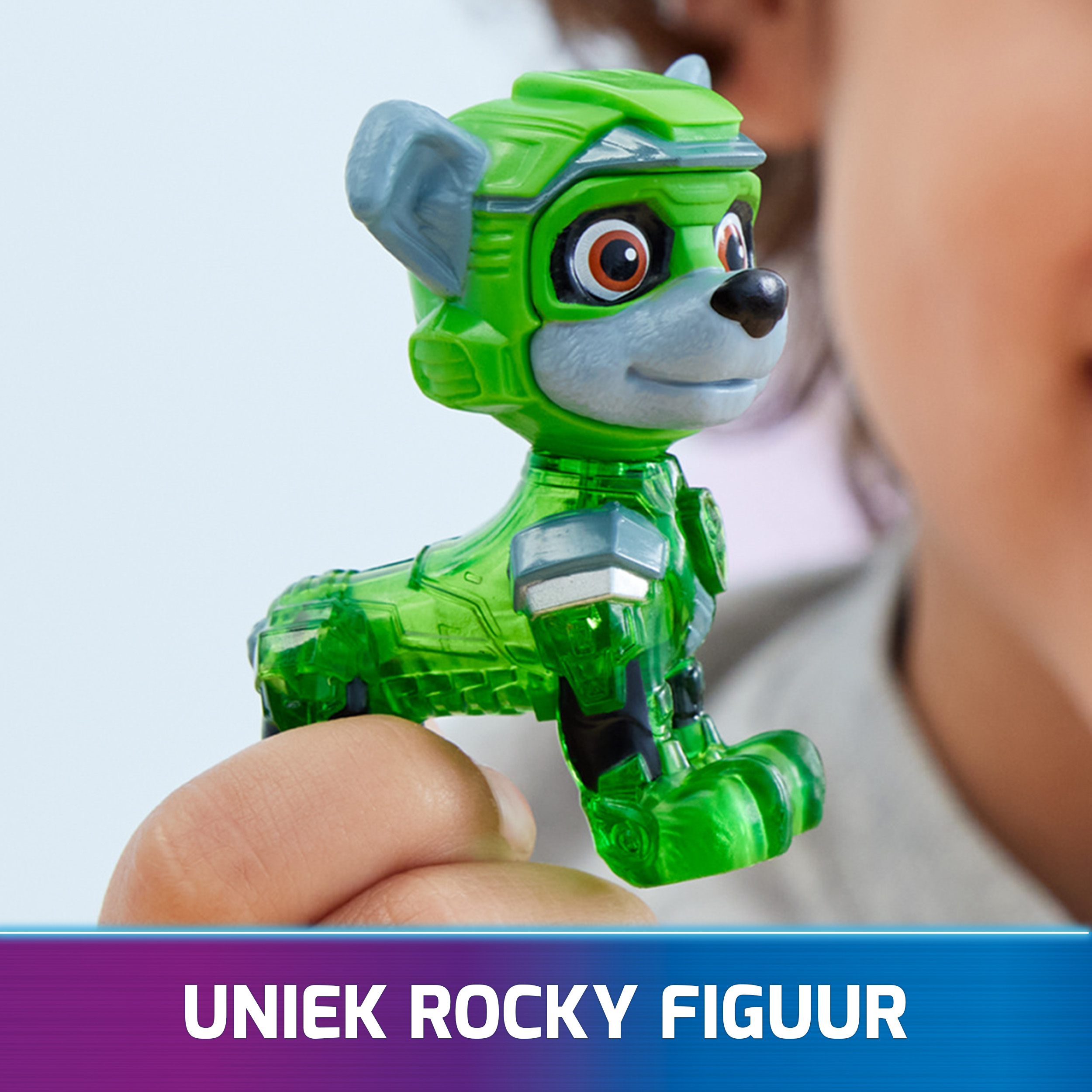 Grüne und graue Rocky-Actionfigur, gehalten von einer Hand. Die Figur stammt aus der Paw Patrol-Show.