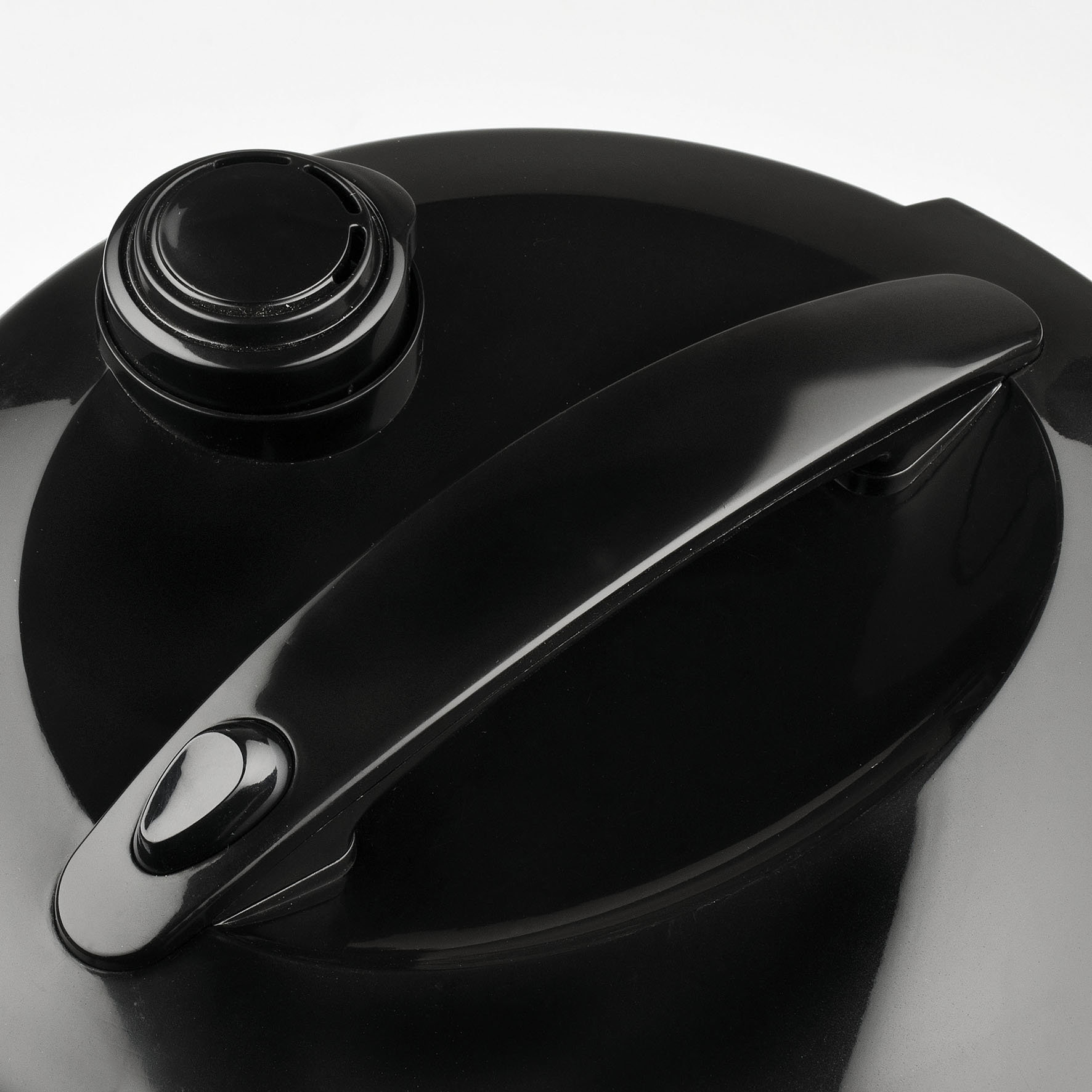 Czarna pokrywa szybkowaru z uchwytem i czarnym pokrętłem. Pokrywa ma błyszczącą powierzchnię.