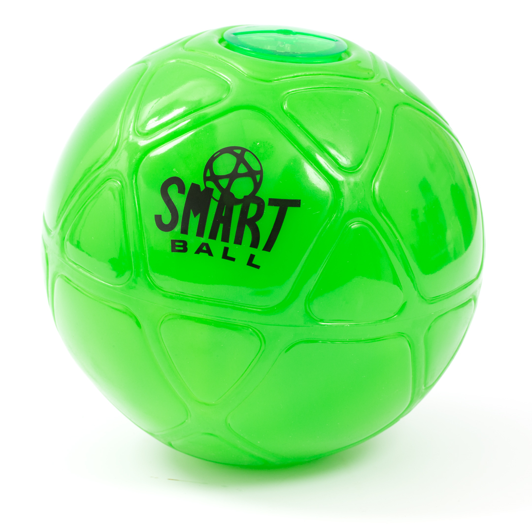 Una 'SMART BALL' verde su sfondo bianco. La palla ha un design da pallone da calcio.