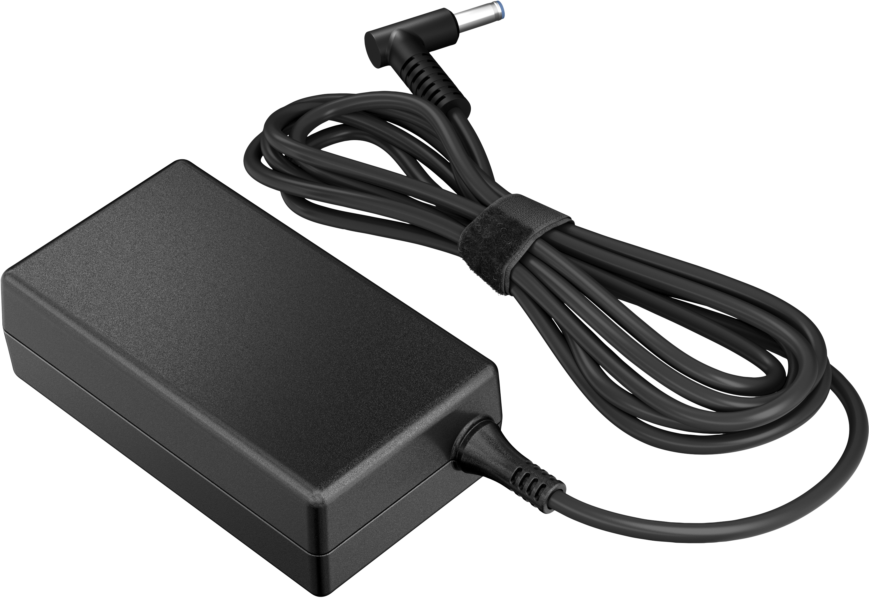 Caricabatterie nero per laptop con cavo nero. Sfondo bianco.