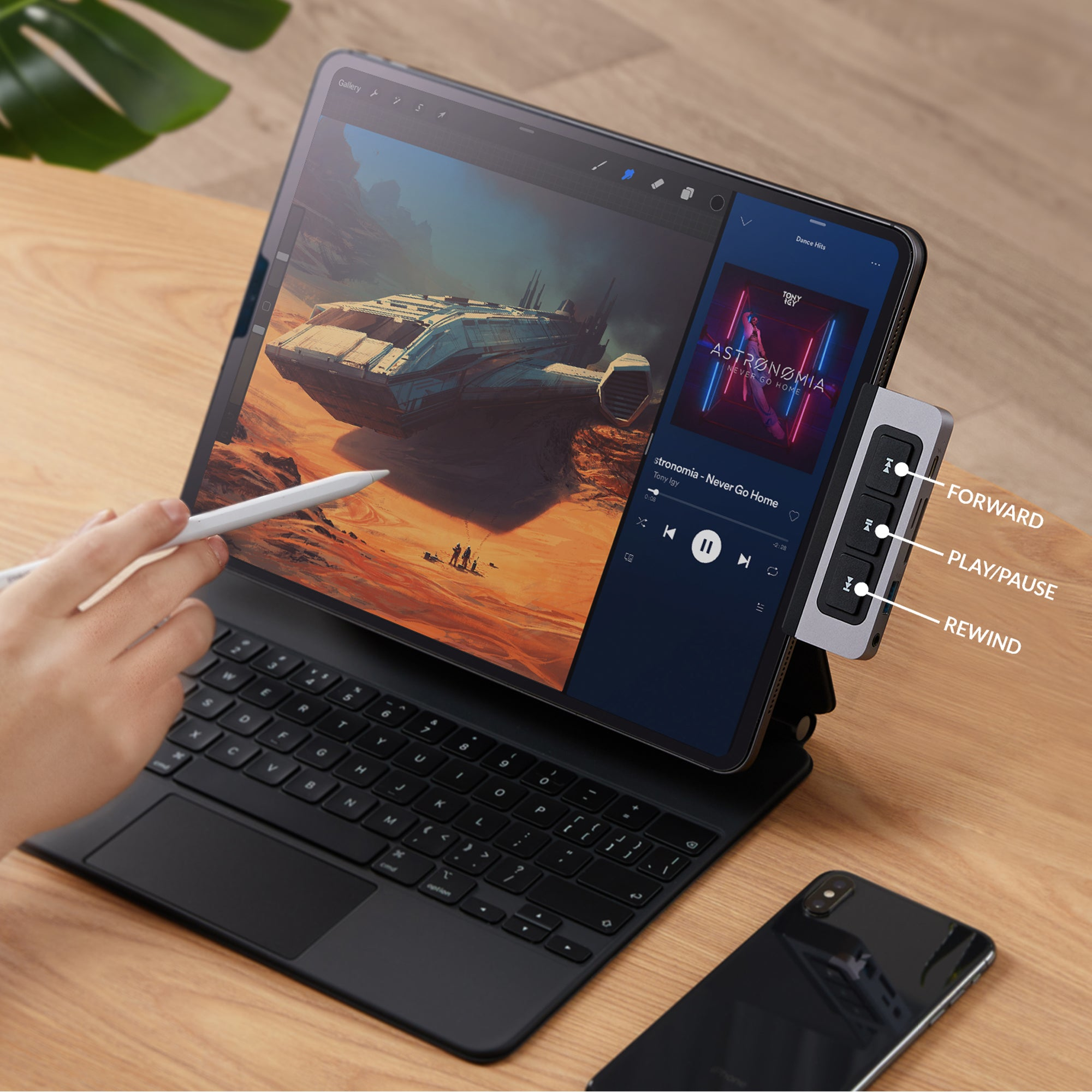 Tableta con teclado y dispositivo de control multimedia. Una persona usa la tableta con un lápiz óptico.