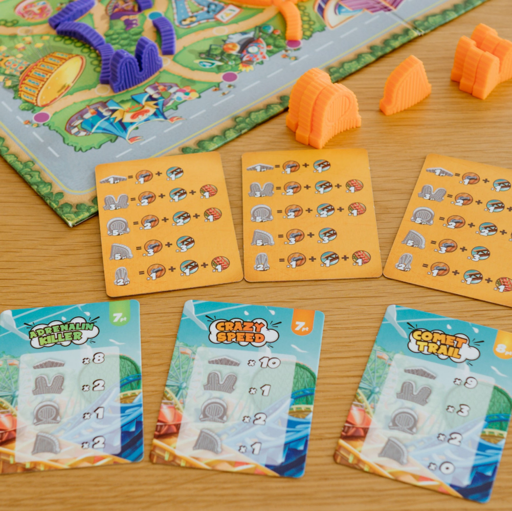Cartas de juego y piezas de juego en una mesa de madera. Las cartas tienen ilustraciones y problemas de matemáticas.