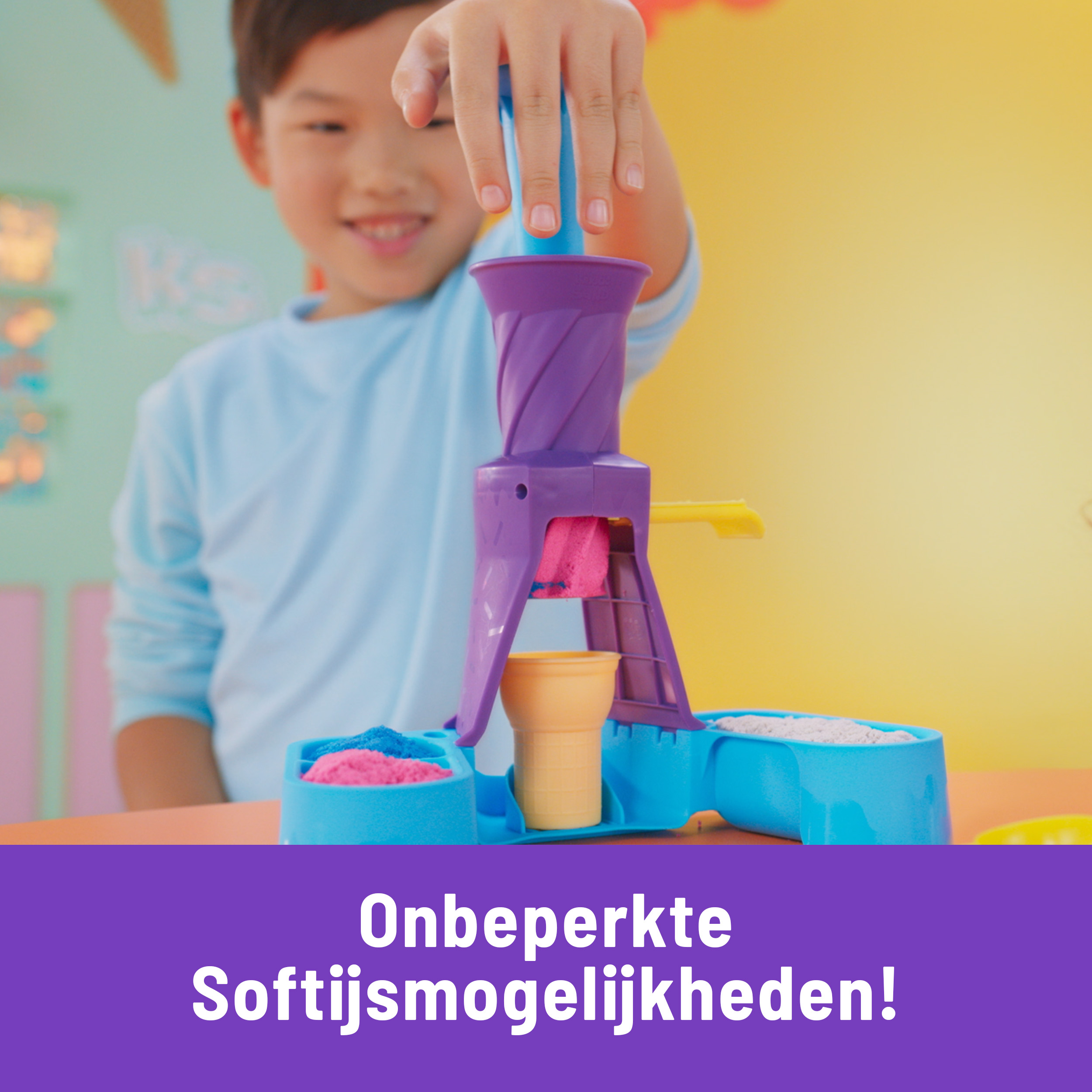 Ein Junge macht Eis mit einem Spielzeugset. Rosa, blau und gelb. Soft-Eis-Möglichkeiten.