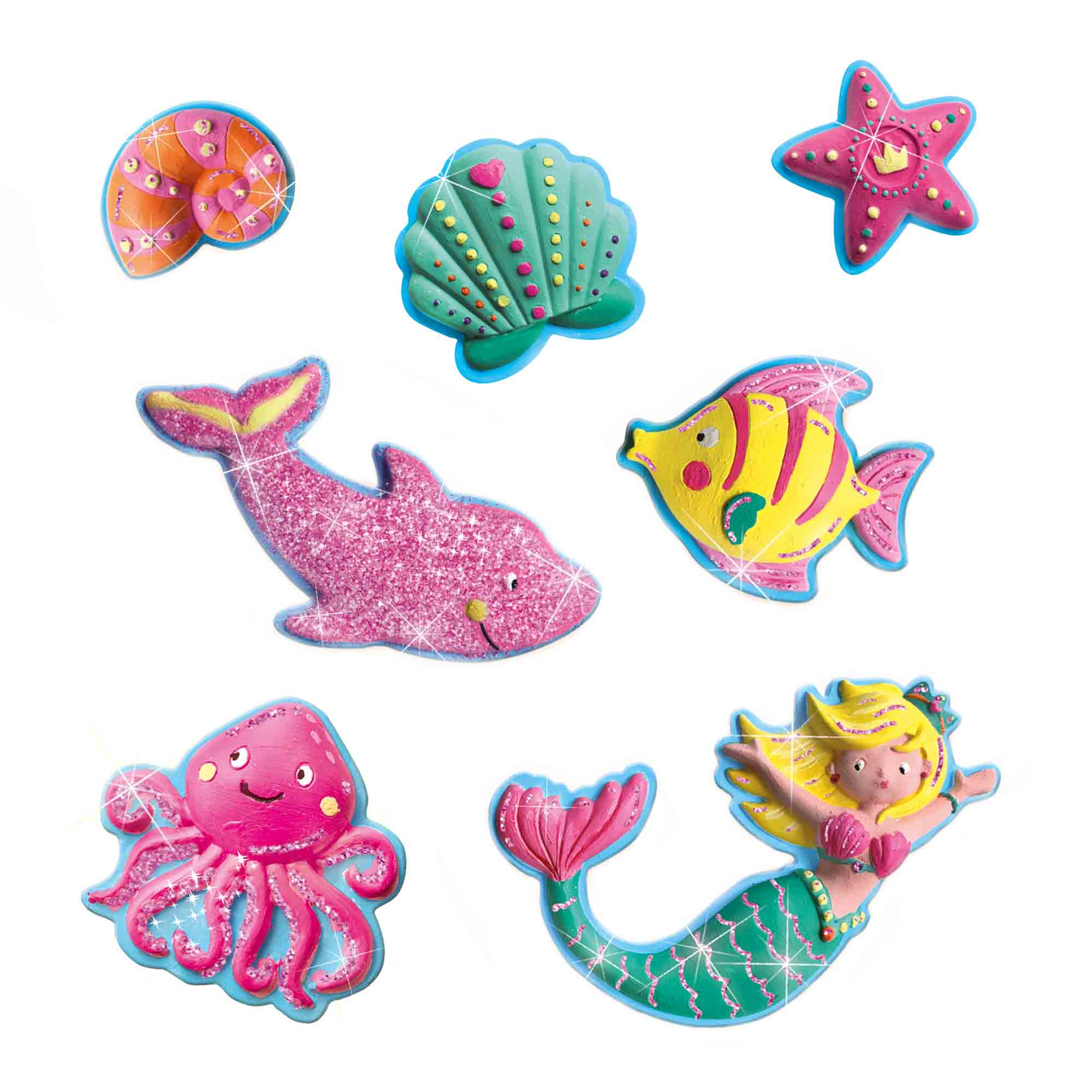 Siedem kolorowych, błyszczących stworzeń morskich: muszla, rozgwiazda, ryba, delfin, ośmiornica i syrena.