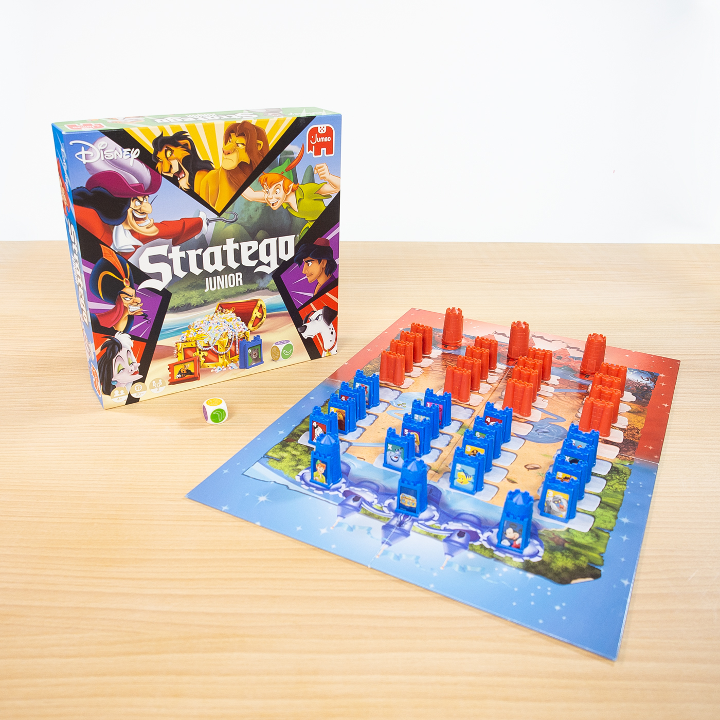 Un juego de mesa Disney Stratego Junior con piezas en un tablero.