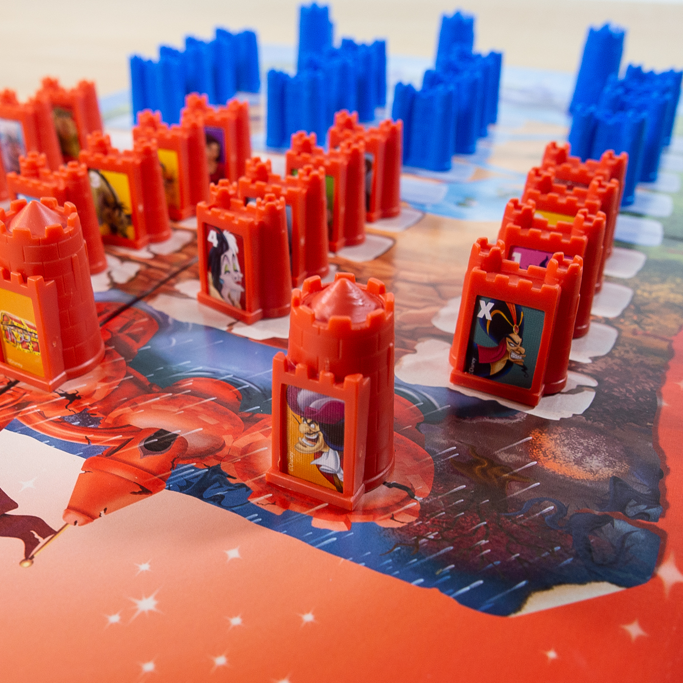 Primer plano de piezas del juego Disney Stratego Junior en un colorido tablero.