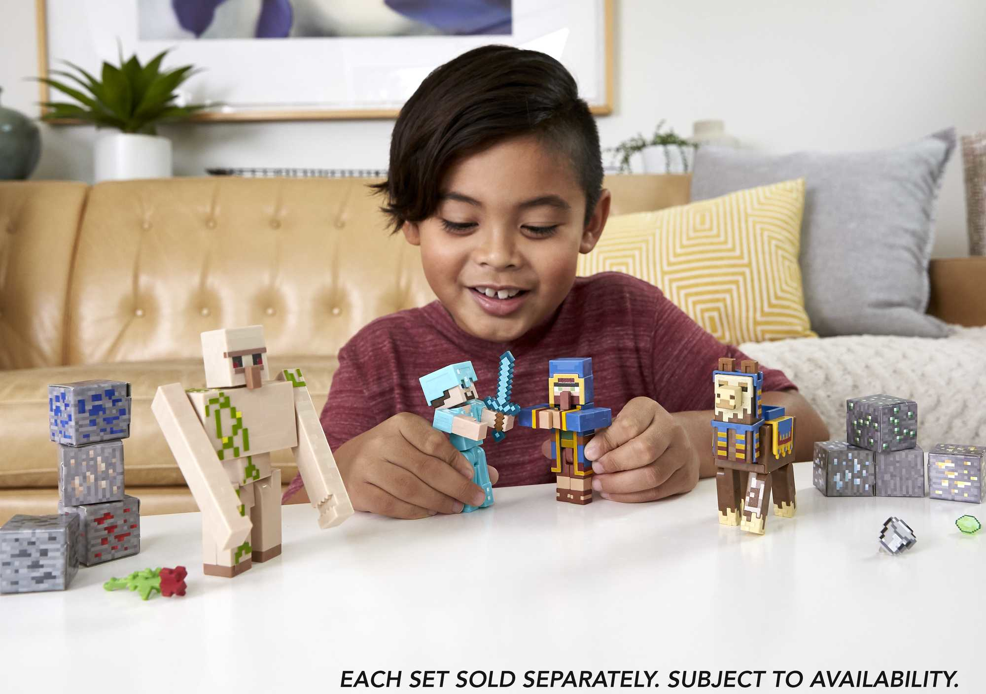 Un niño con juguetes: figuras de Minecraft, incluyendo un golem y otros personajes.