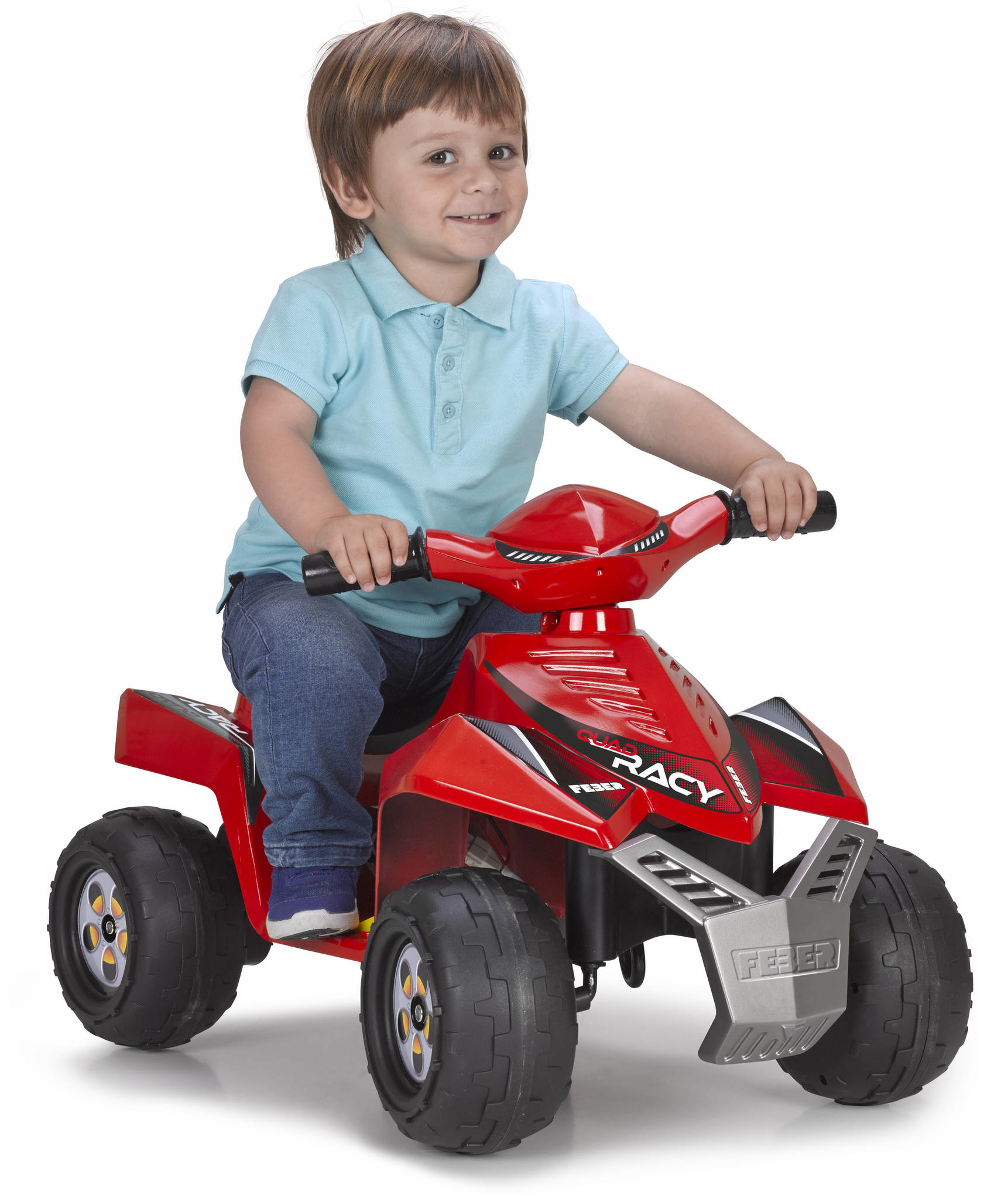 Ragazzo su un quad giocattolo rosso e nero, sorridente alla fotocamera.