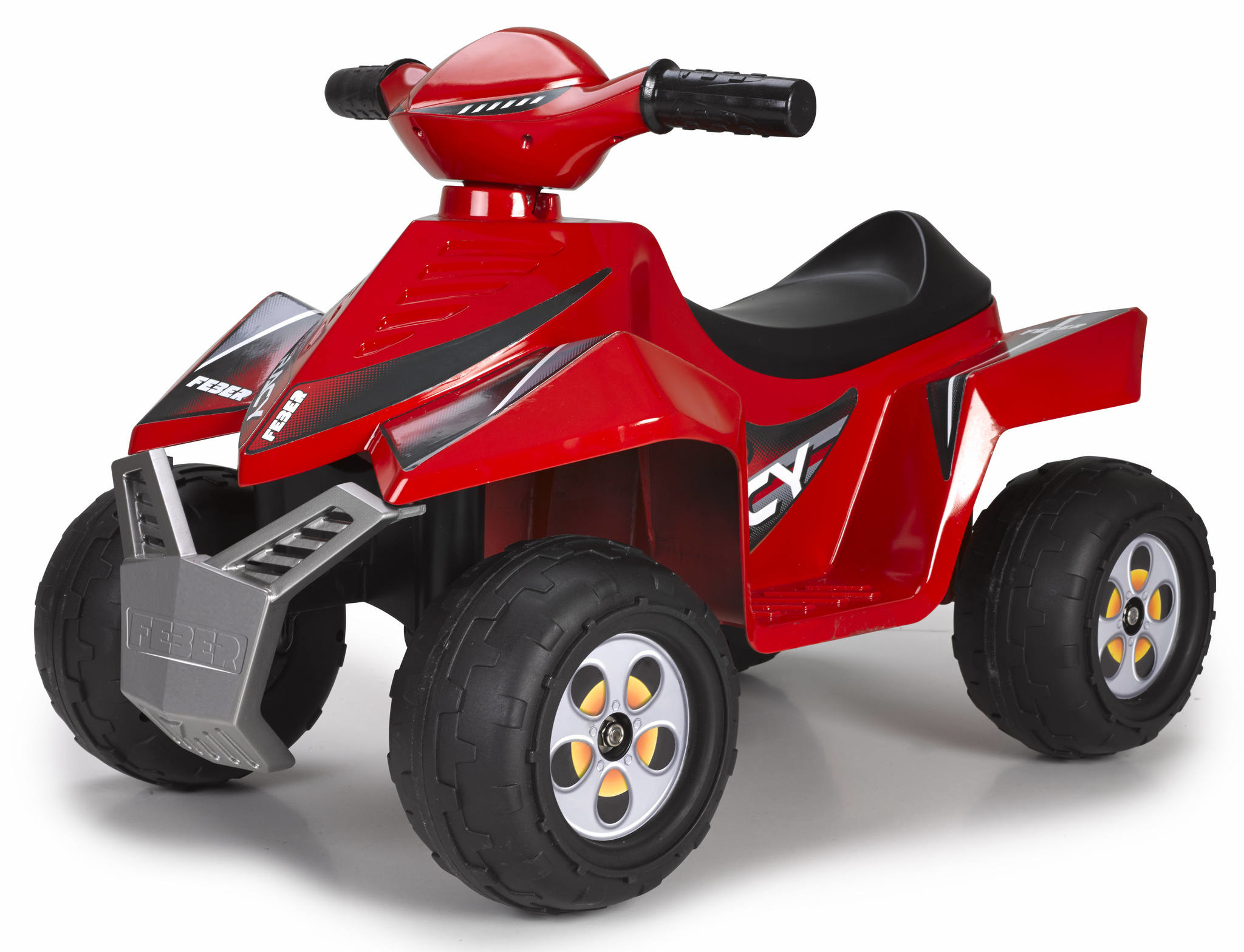 ATV giocattolo rosso su una superficie bianca. Ha pneumatici neri, un sedile nero e la scritta 'FEBER' sul lato.