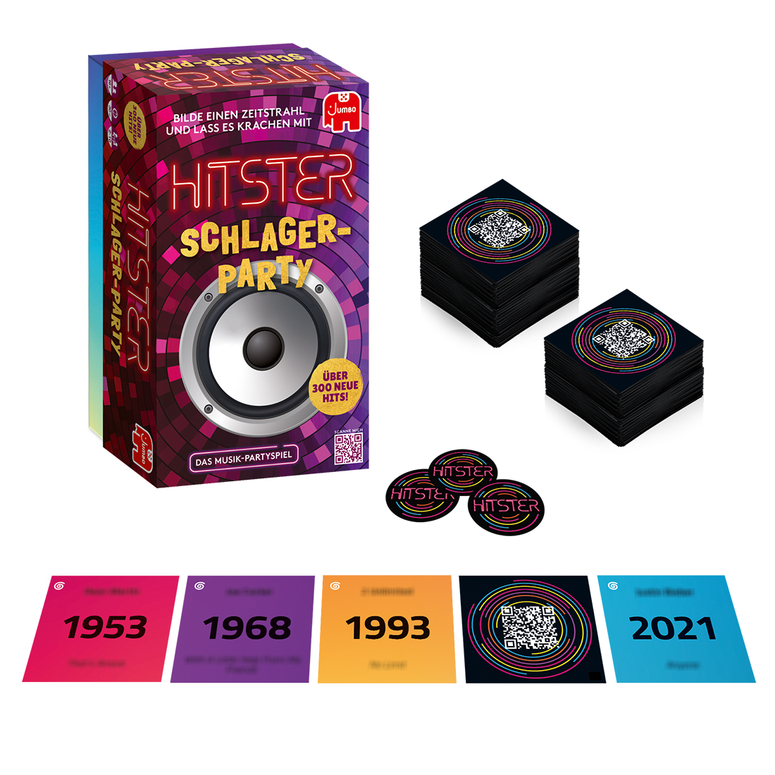 Ein Brettspielkarton und Zubehör. Die Box zeigt eine Lautsprechergrafik. Karten und runde Spielsteine sind verstreut.