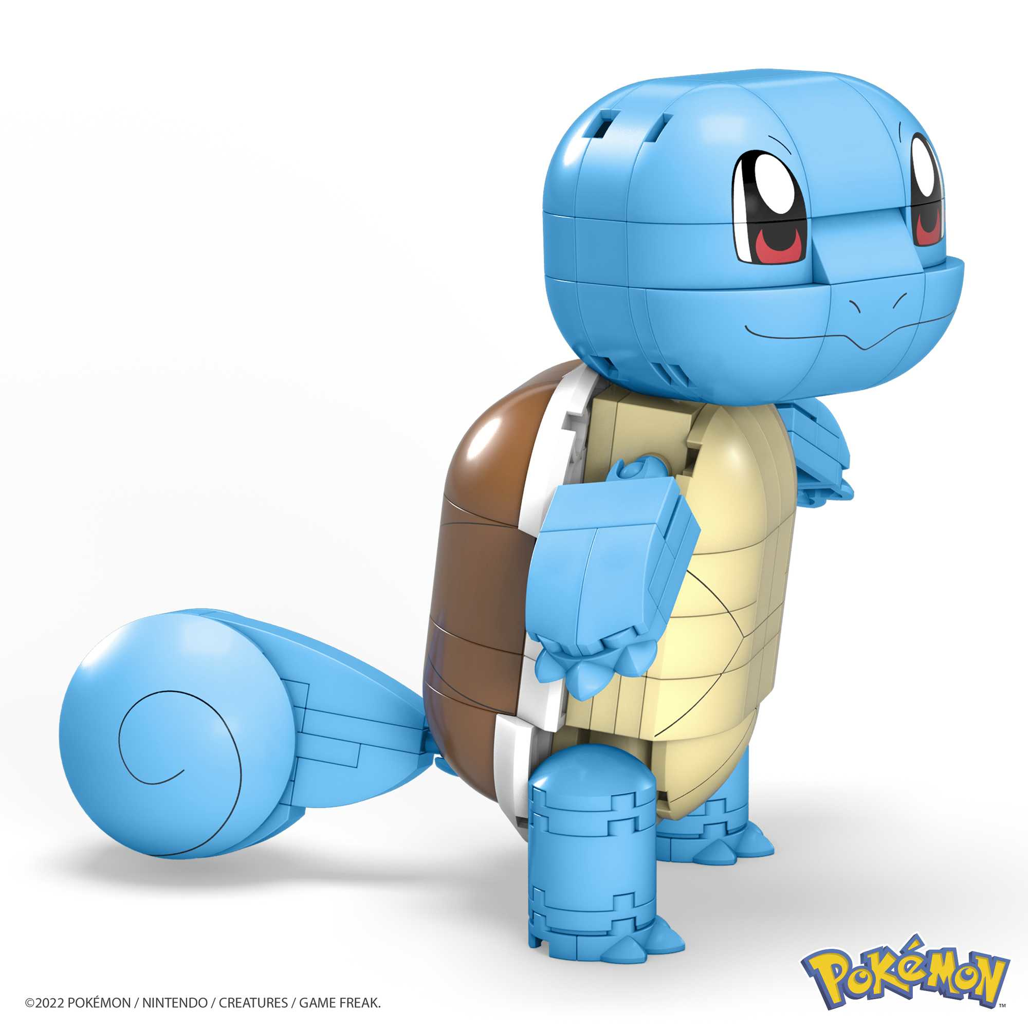 Niebieska figurka Squirtle Lego, zbudowana, zwrócona w lewo, z białym tłem i logo Pokemon.