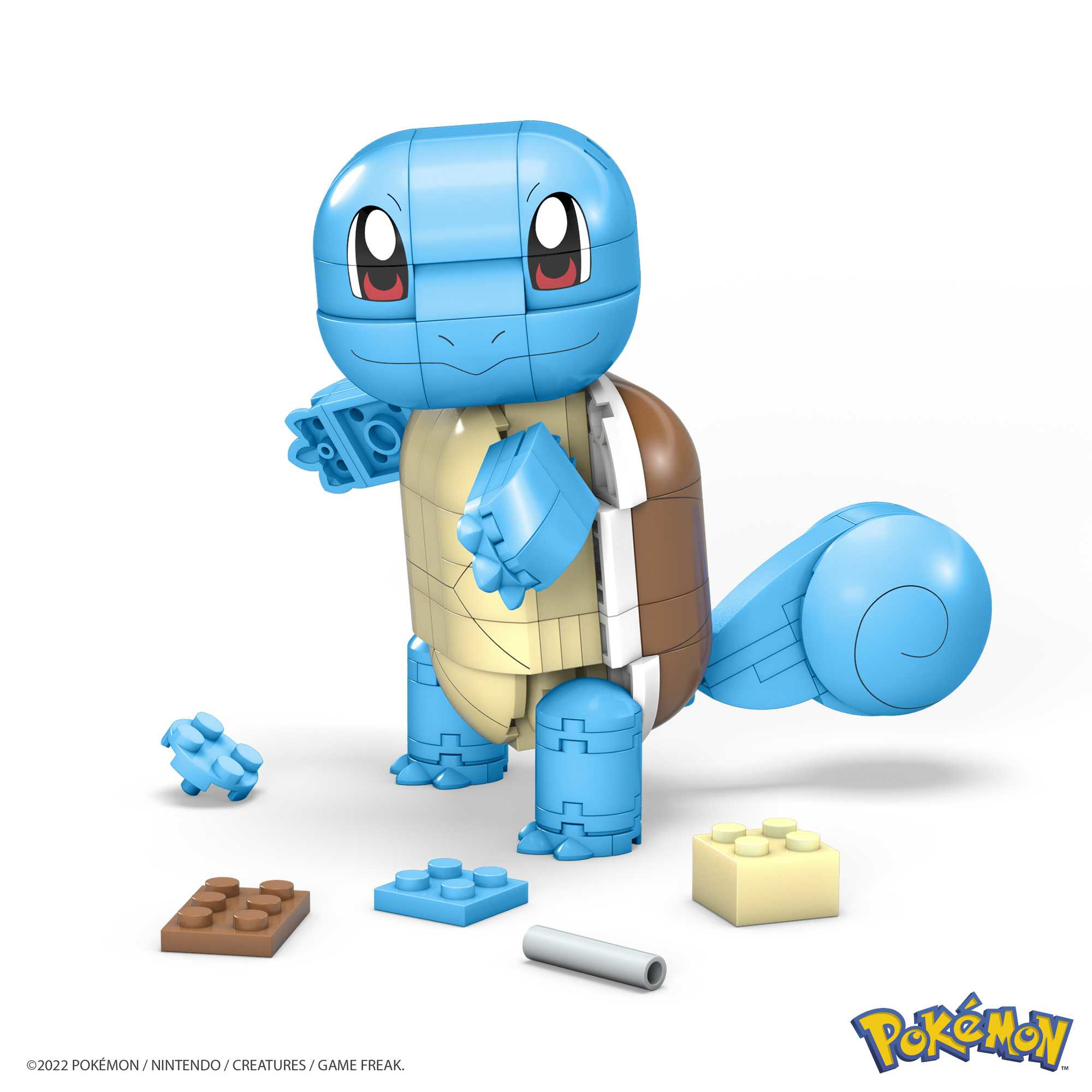 Model Squirtle Pokémon złożony z klocków, z dodatkowymi klockami wokół.