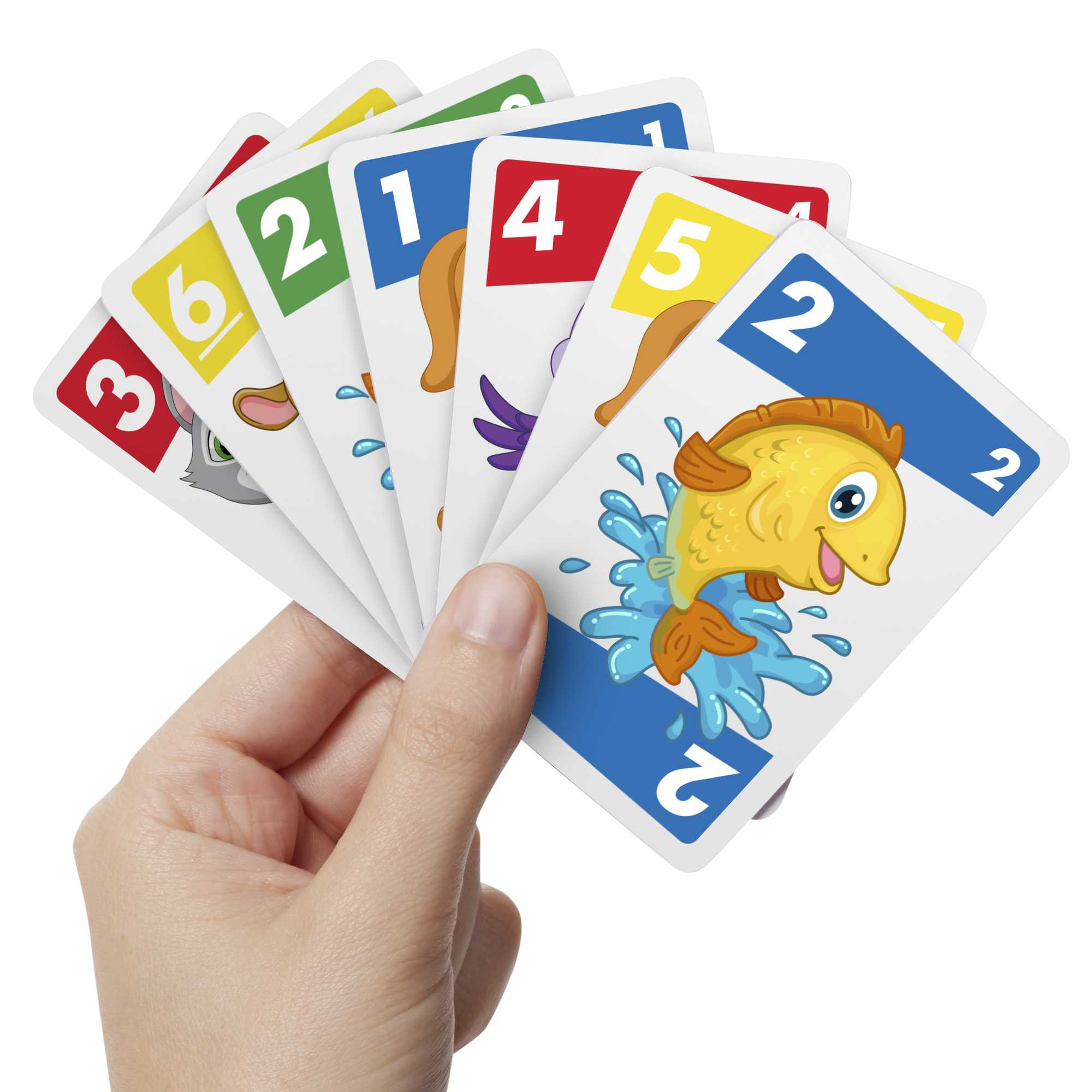 Una mano che tiene carte Uno con numeri e animali dei cartoni animati su sfondo bianco.