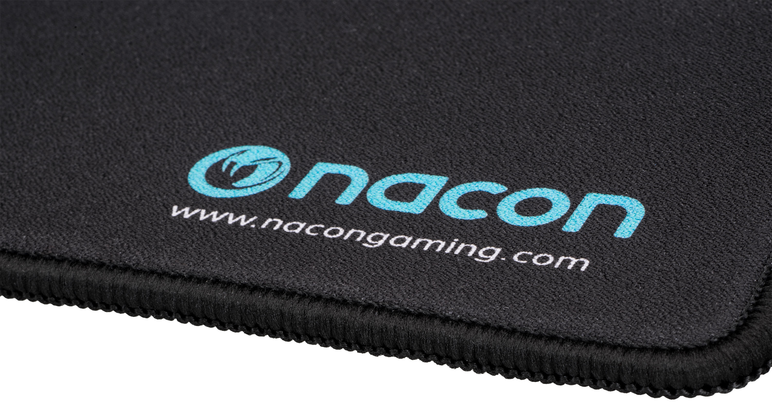 Primo piano di un mousepad nero con il logo 'nacon' e l'indirizzo del sito web.