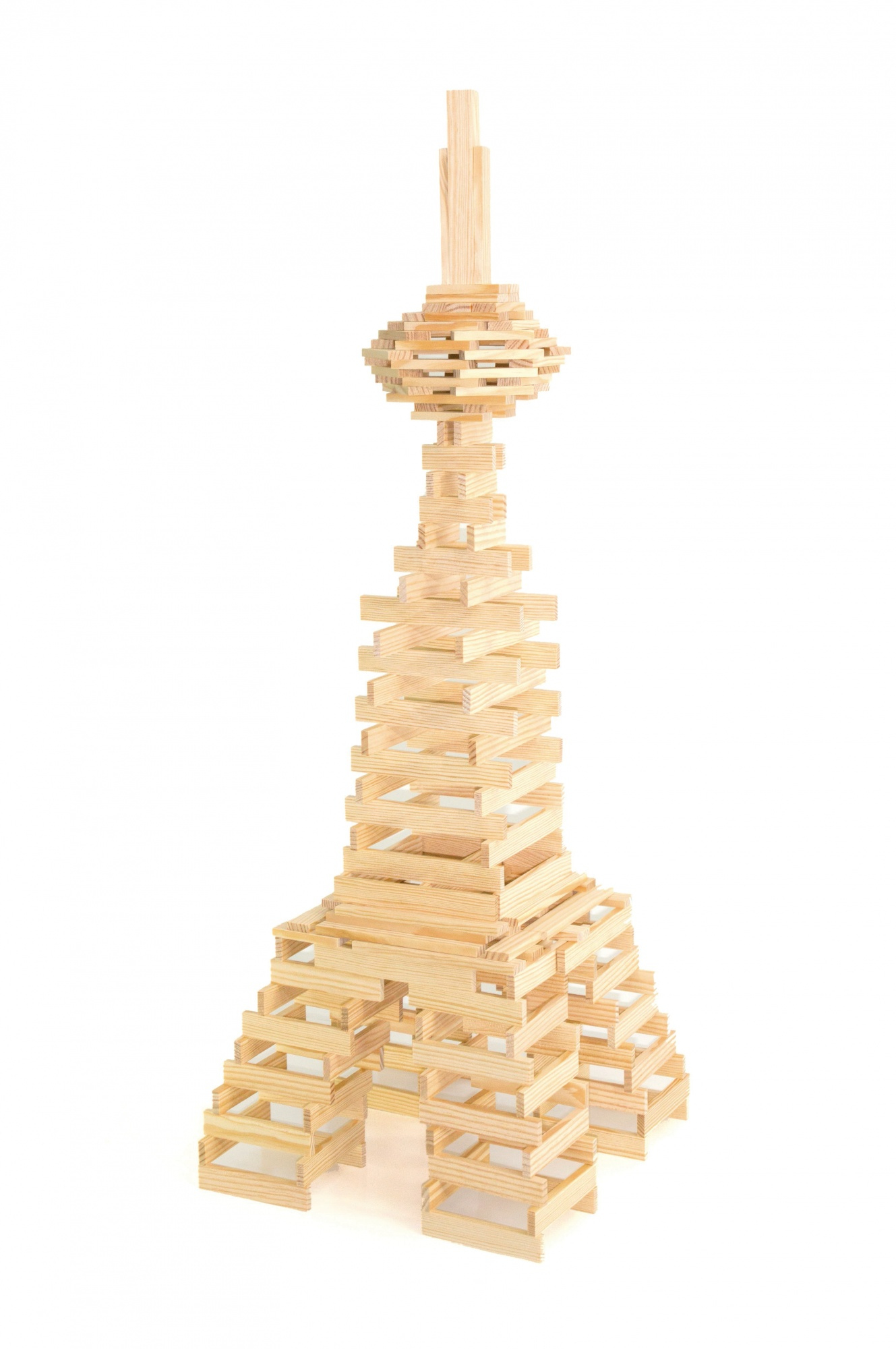 Wysoka konstrukcja zbudowana z drewnianych klocków, przypominająca wieżę.