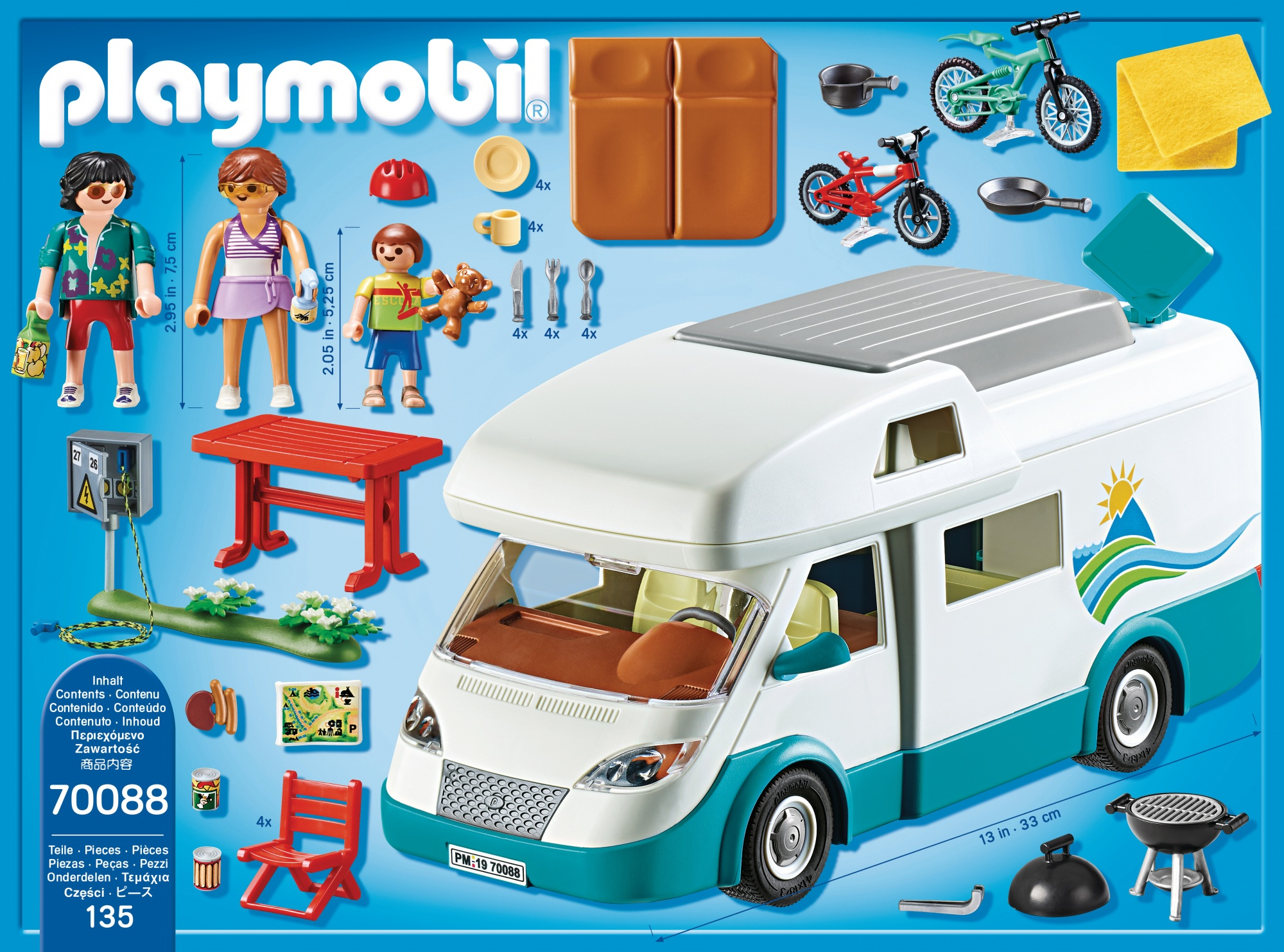 Zestaw zabawek Playmobil z kamperem, w tym figurki, stół, krzesła i akcesoria kempingowe.