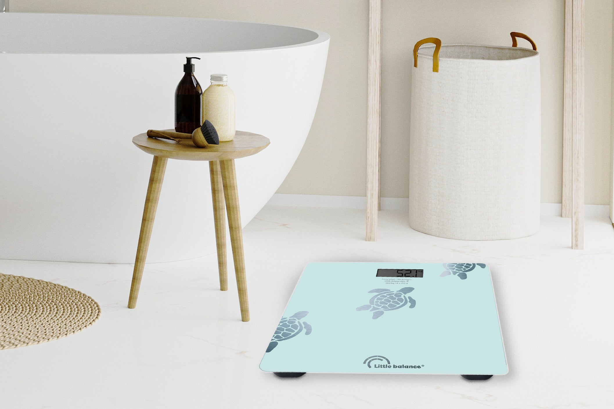 Scena łazienkowa z białą wanną, stołkiem z butelkami i wagą cyfrową z żółwiami na podłodze.