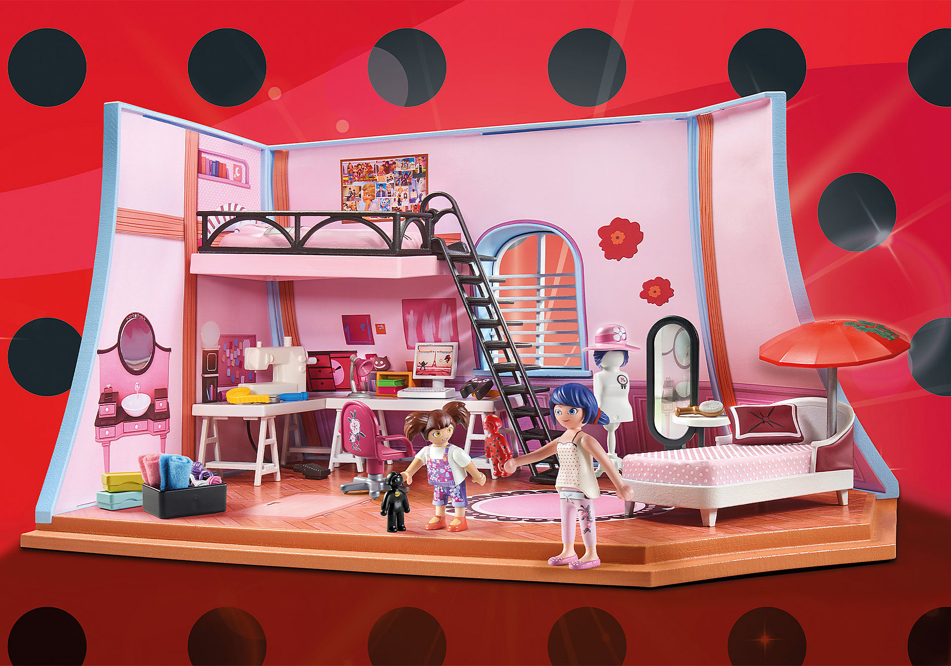 Scena della casa delle bambole di Miraculous Ladybug. Due bambole in una stanza rosa con letto a castello, scrivania e macchina da cucire.