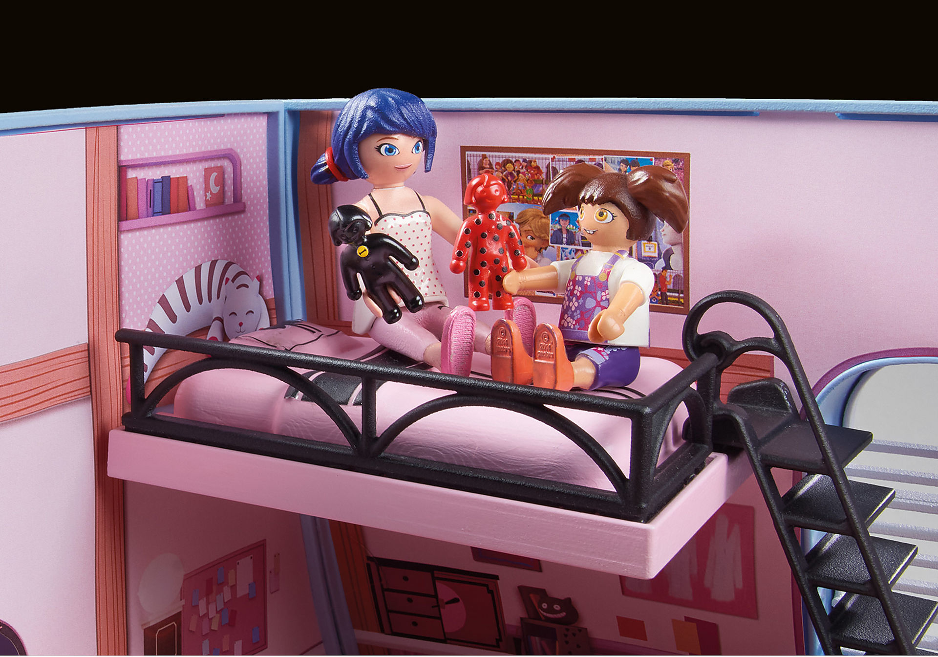 Una scena di casa delle bambole con due bambole. Una con i capelli blu e una con i capelli castani. Interno rosa.